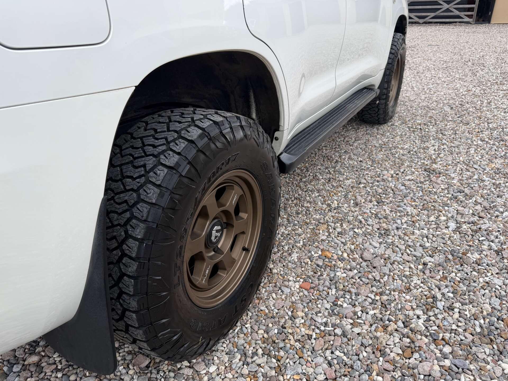 Toyota Land Cruiser view 12