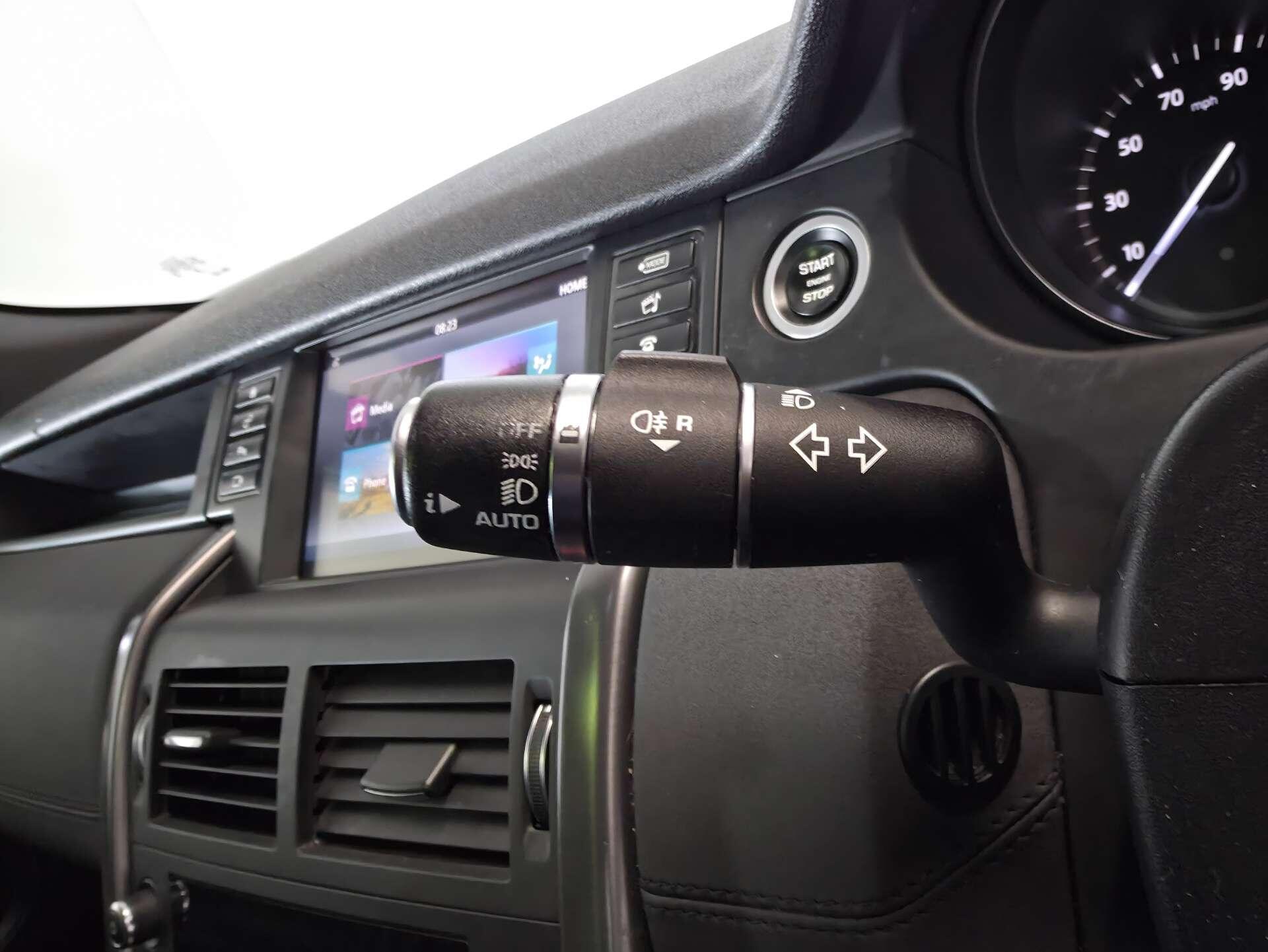 Land Rover Discovery Sport view 41