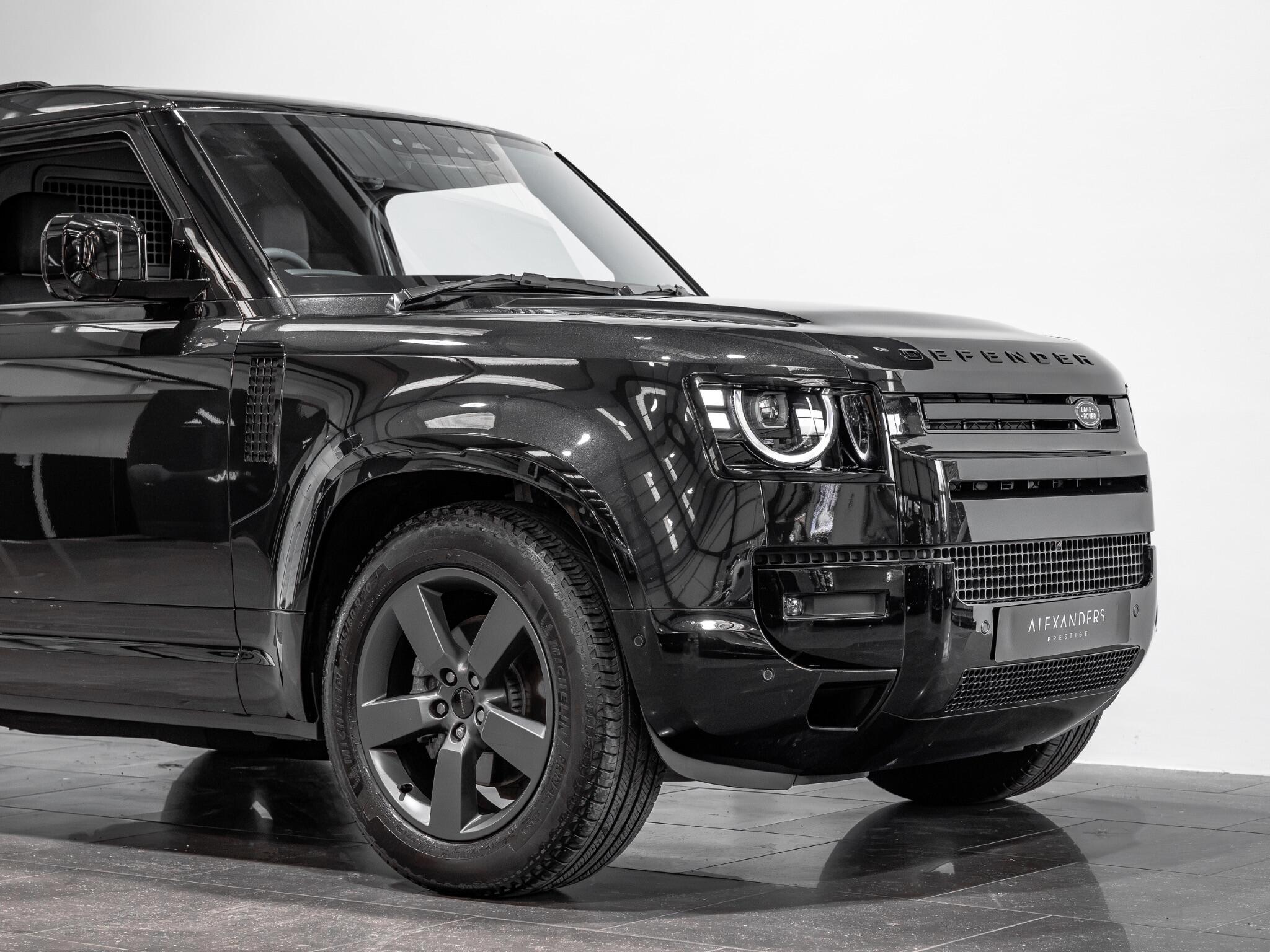 Land Rover Defender 90 view 8