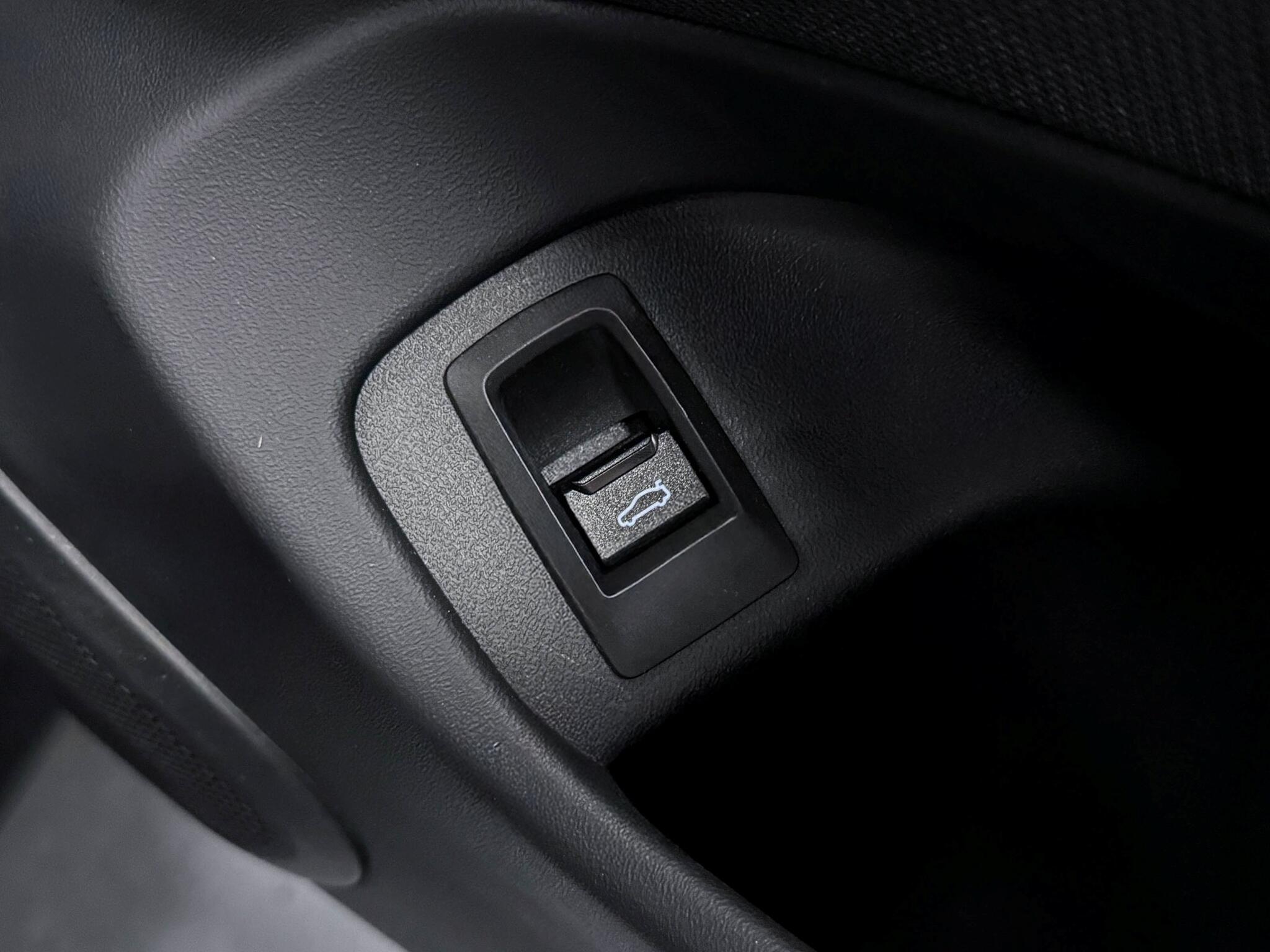 BMW 5 Series view 28