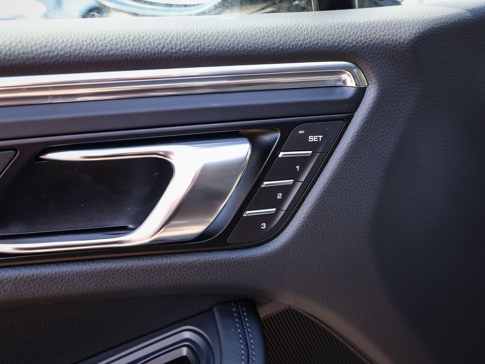 Porsche Macan view 16