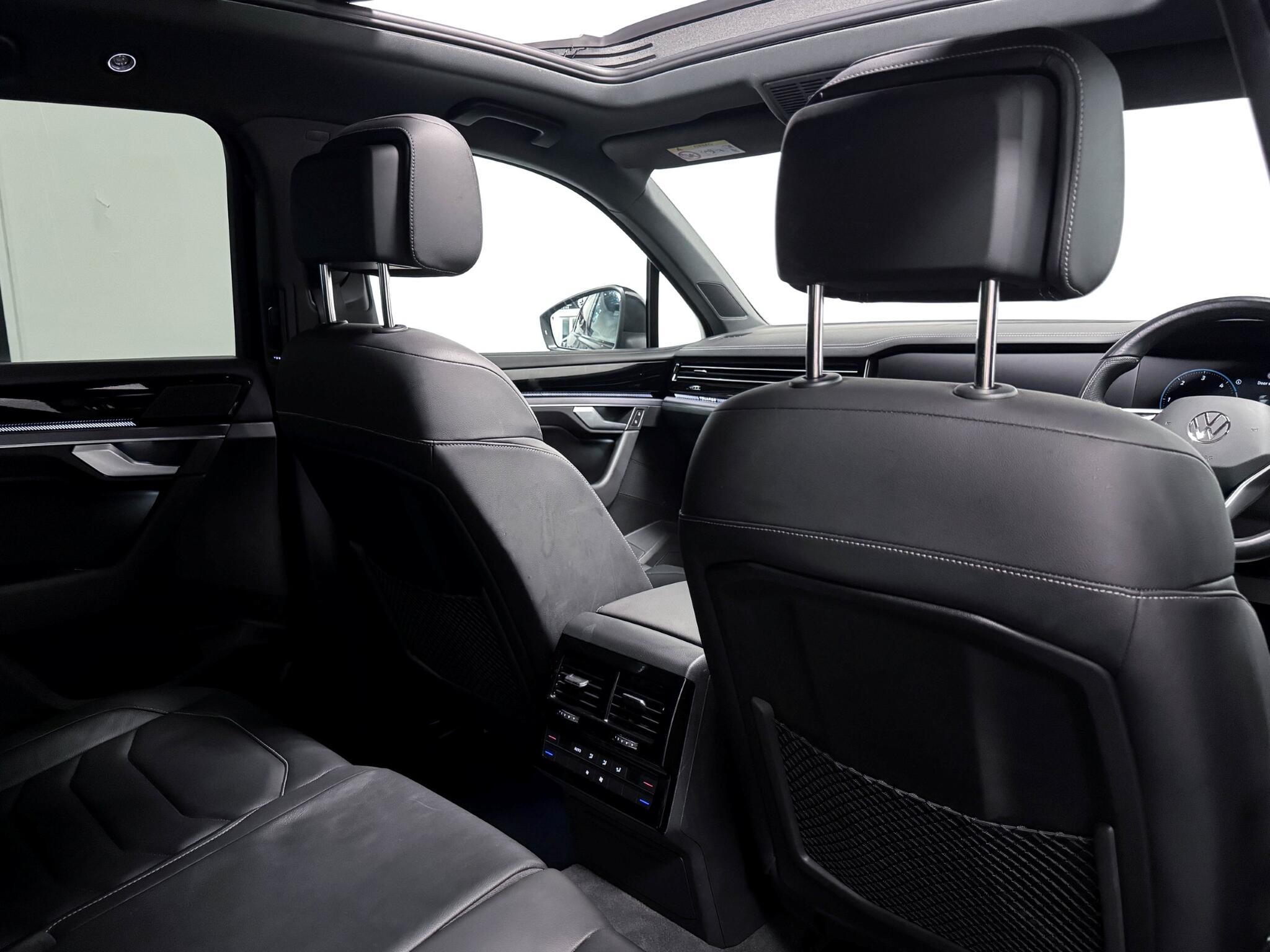 Volkswagen Touareg view 12