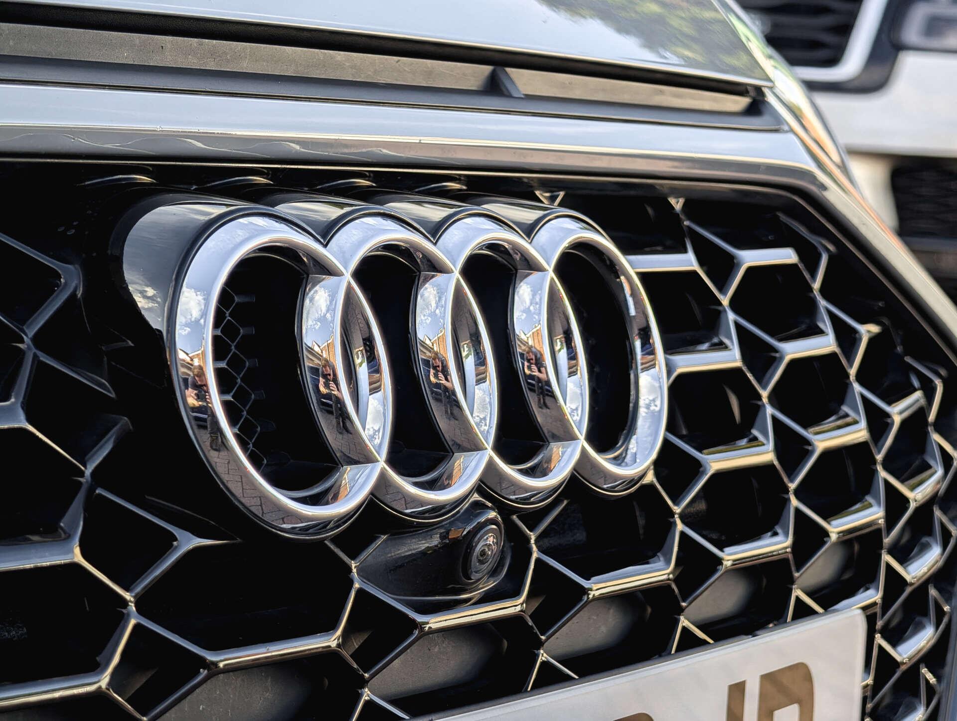 Audi RS4 view 11