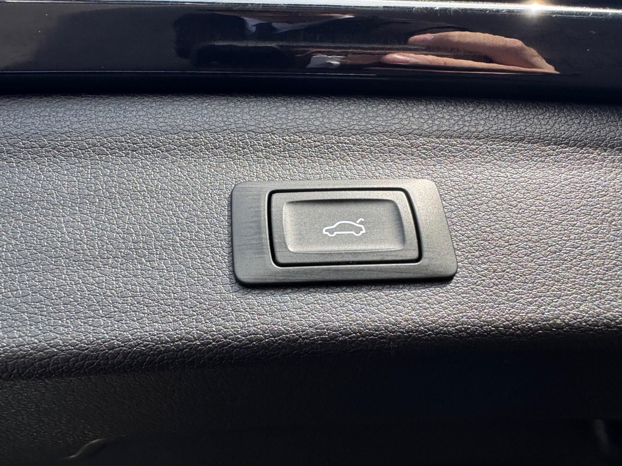Audi Q3 view 9