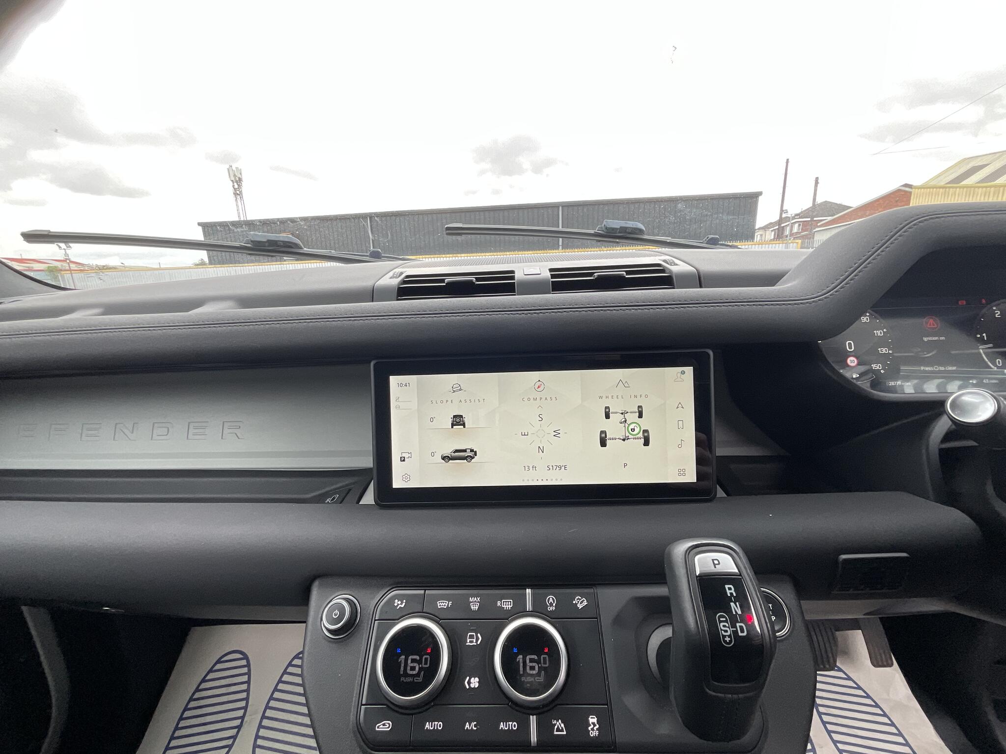 Land Rover Defender 110 view 29