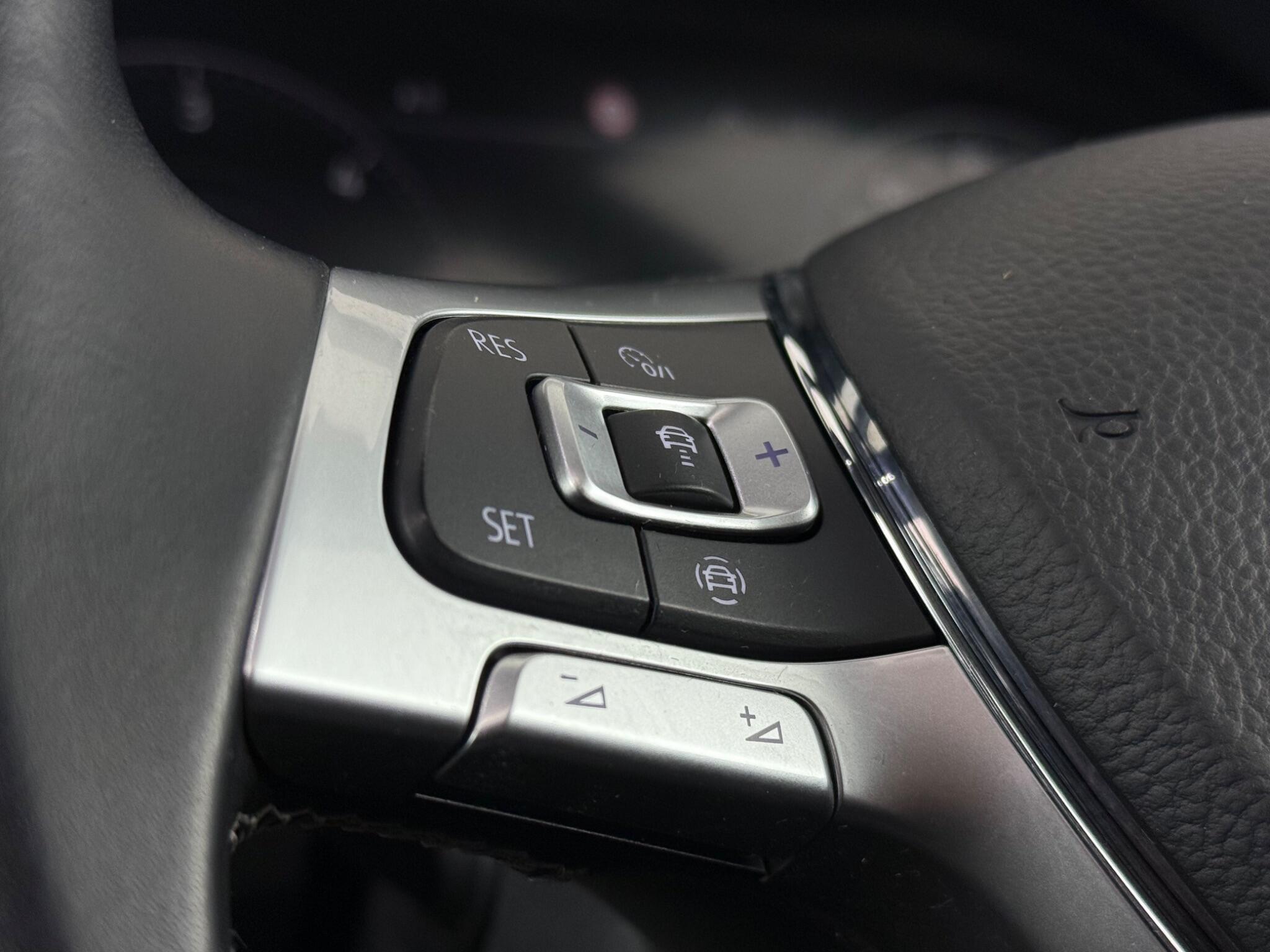 Volkswagen Touareg view 14