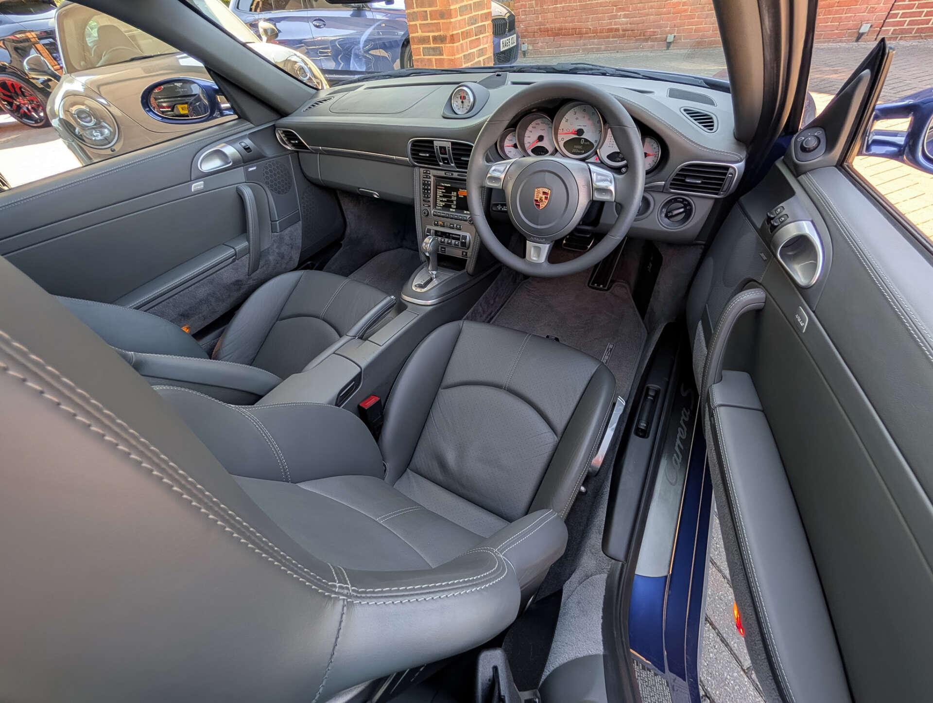 Porsche 911 view 18