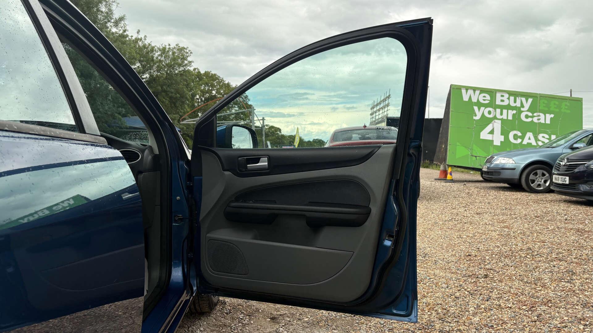 Ford Focus view 26