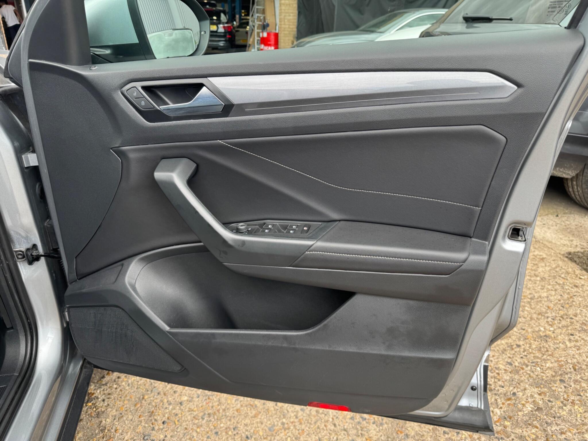 Volkswagen T-Roc view 27