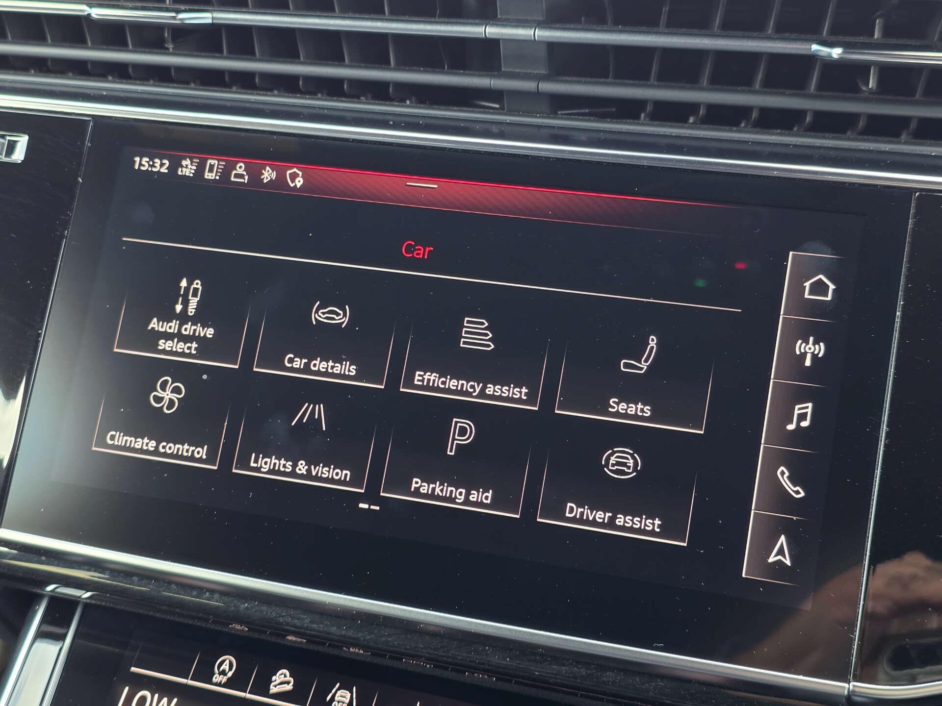 Audi Q8 view 32