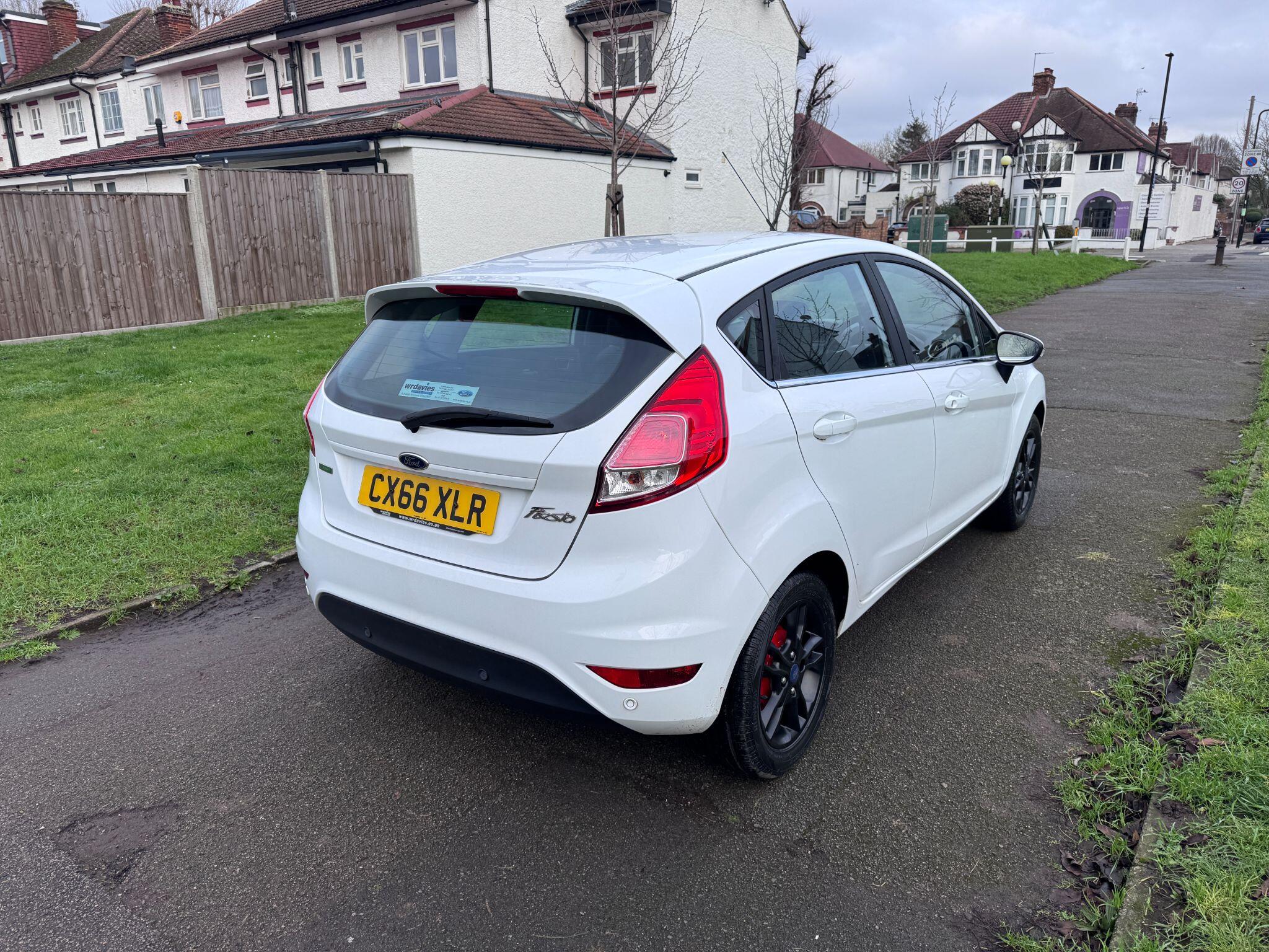 2016 Ford Fiesta image 14