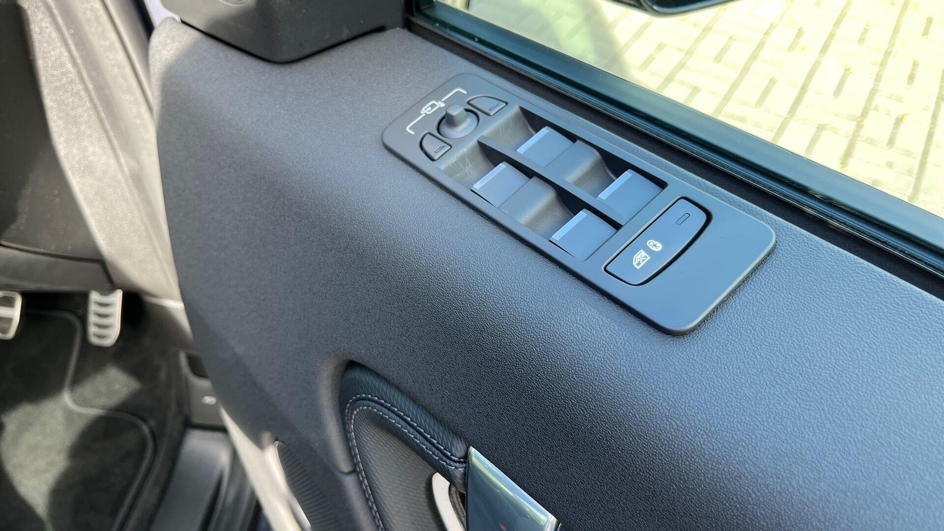 Land Rover Discovery Sport view 26