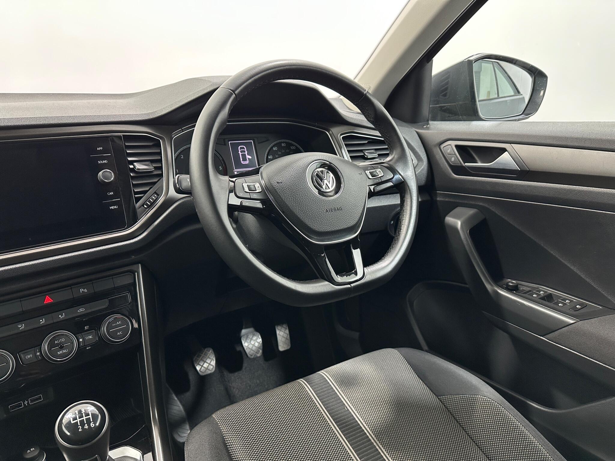 Volkswagen T-Roc view 12
