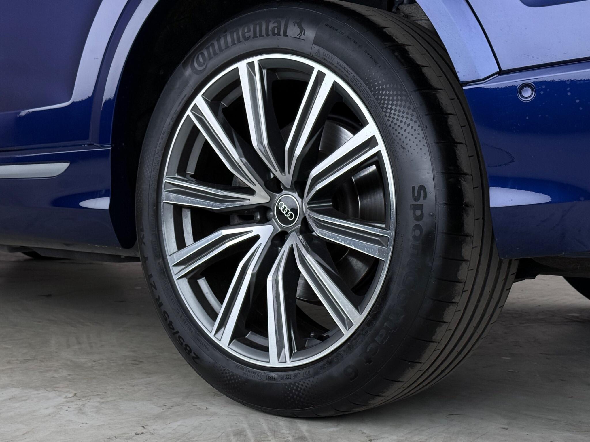 Audi Q8 view 9