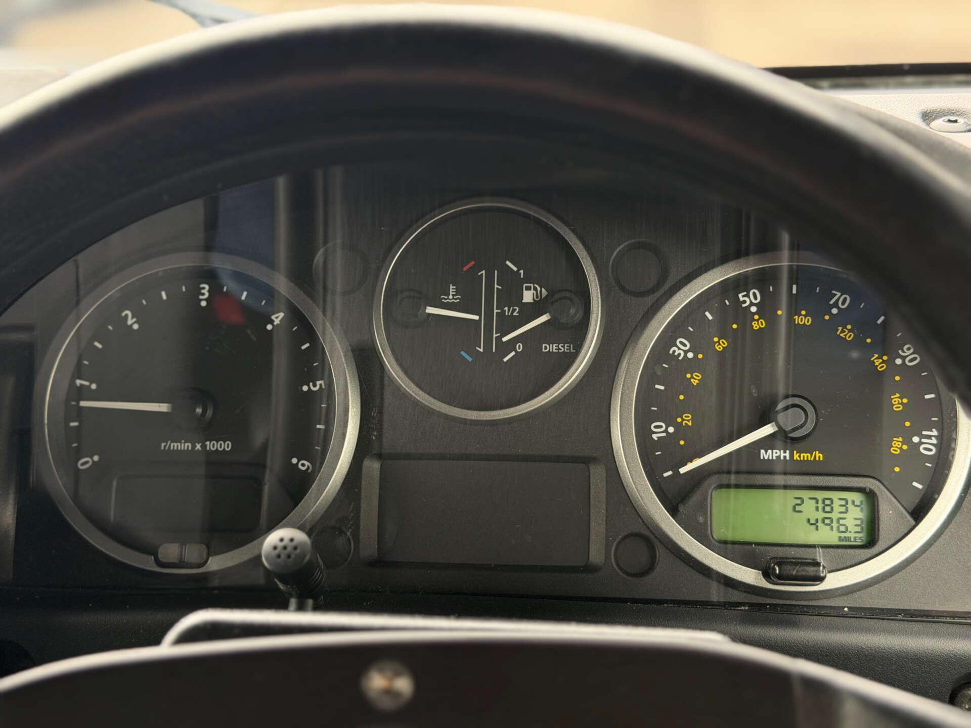 Land Rover Defender 110 view 41