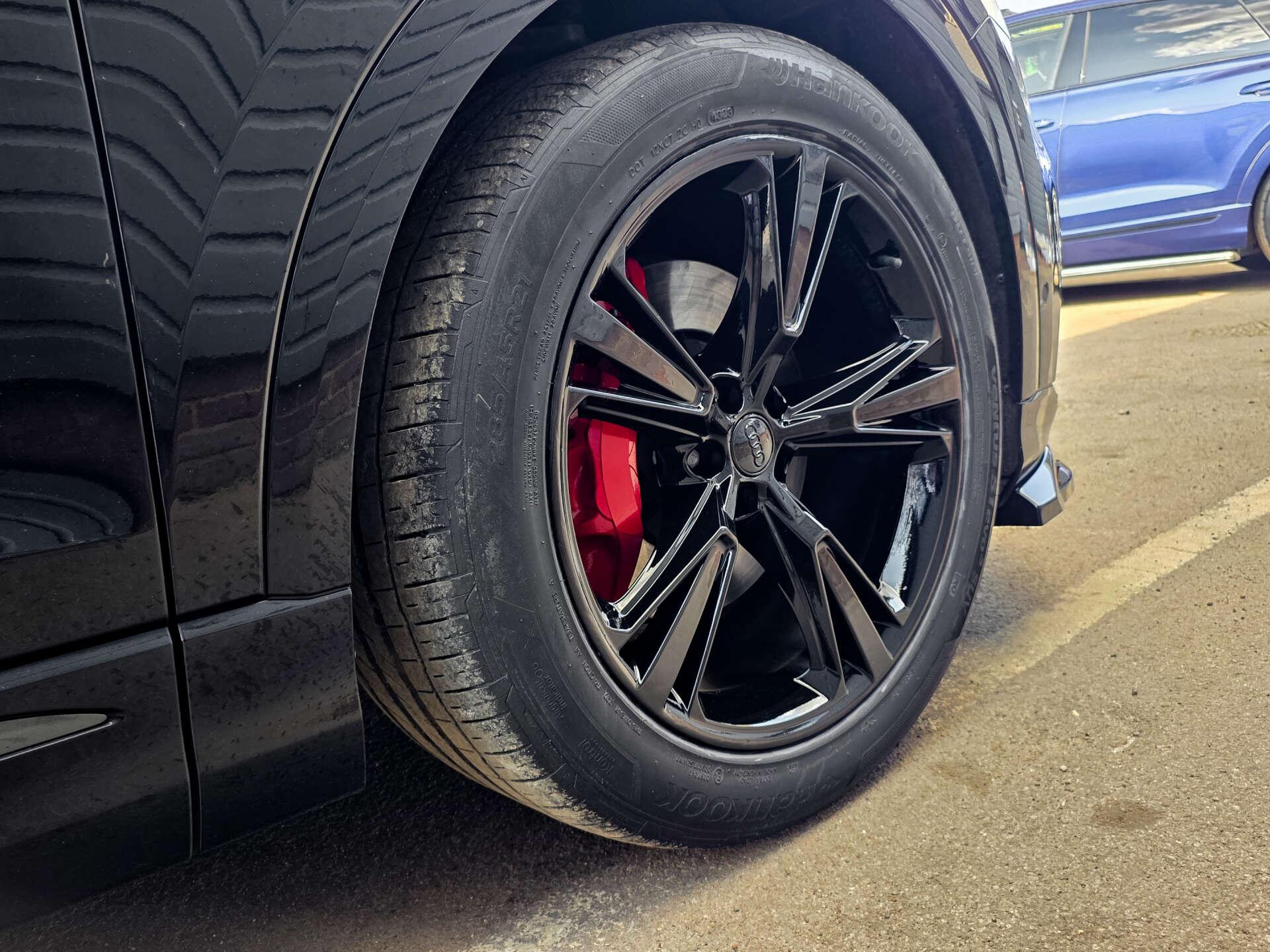 Audi Q8 view 48