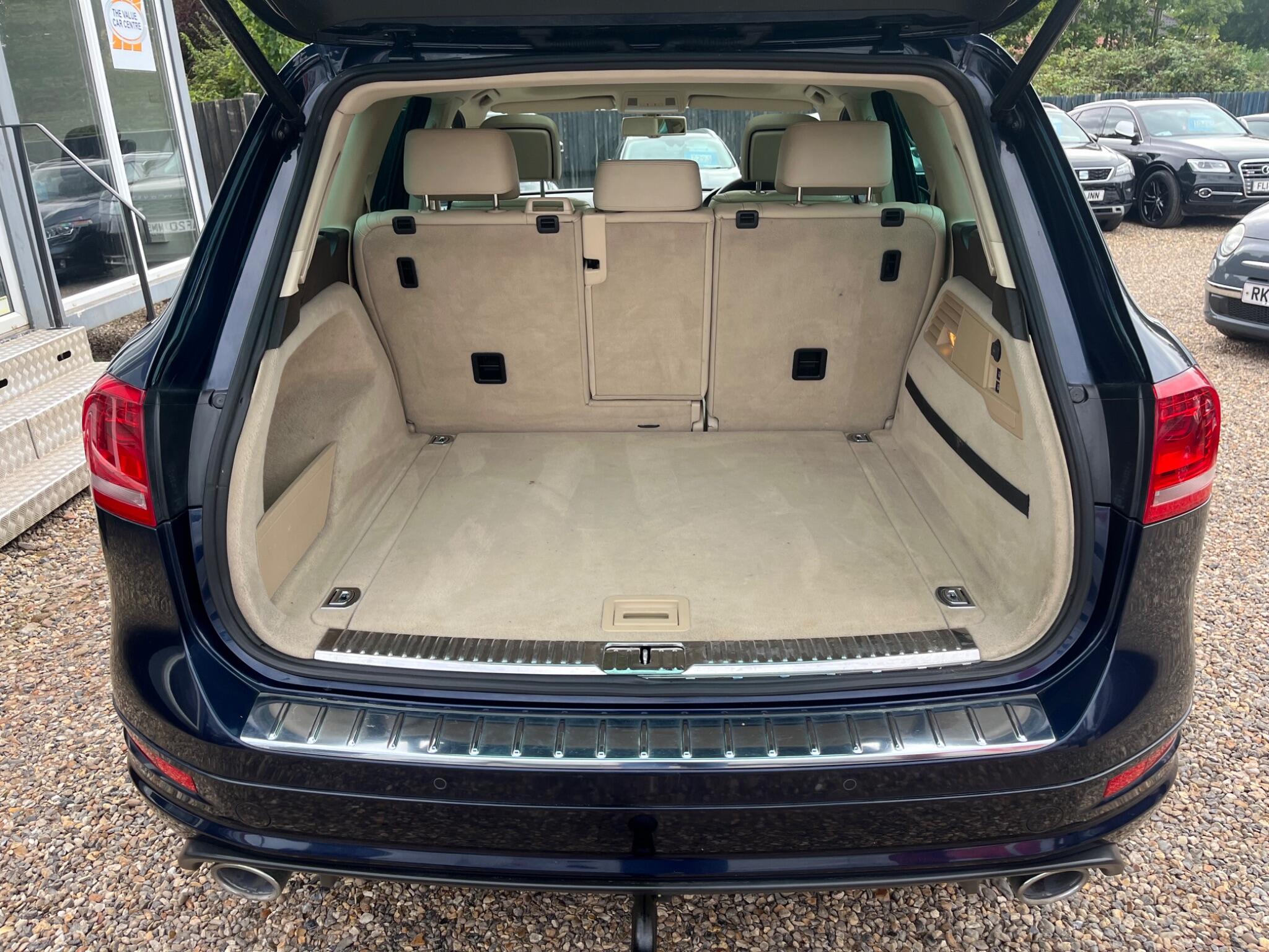 Volkswagen Touareg view 6