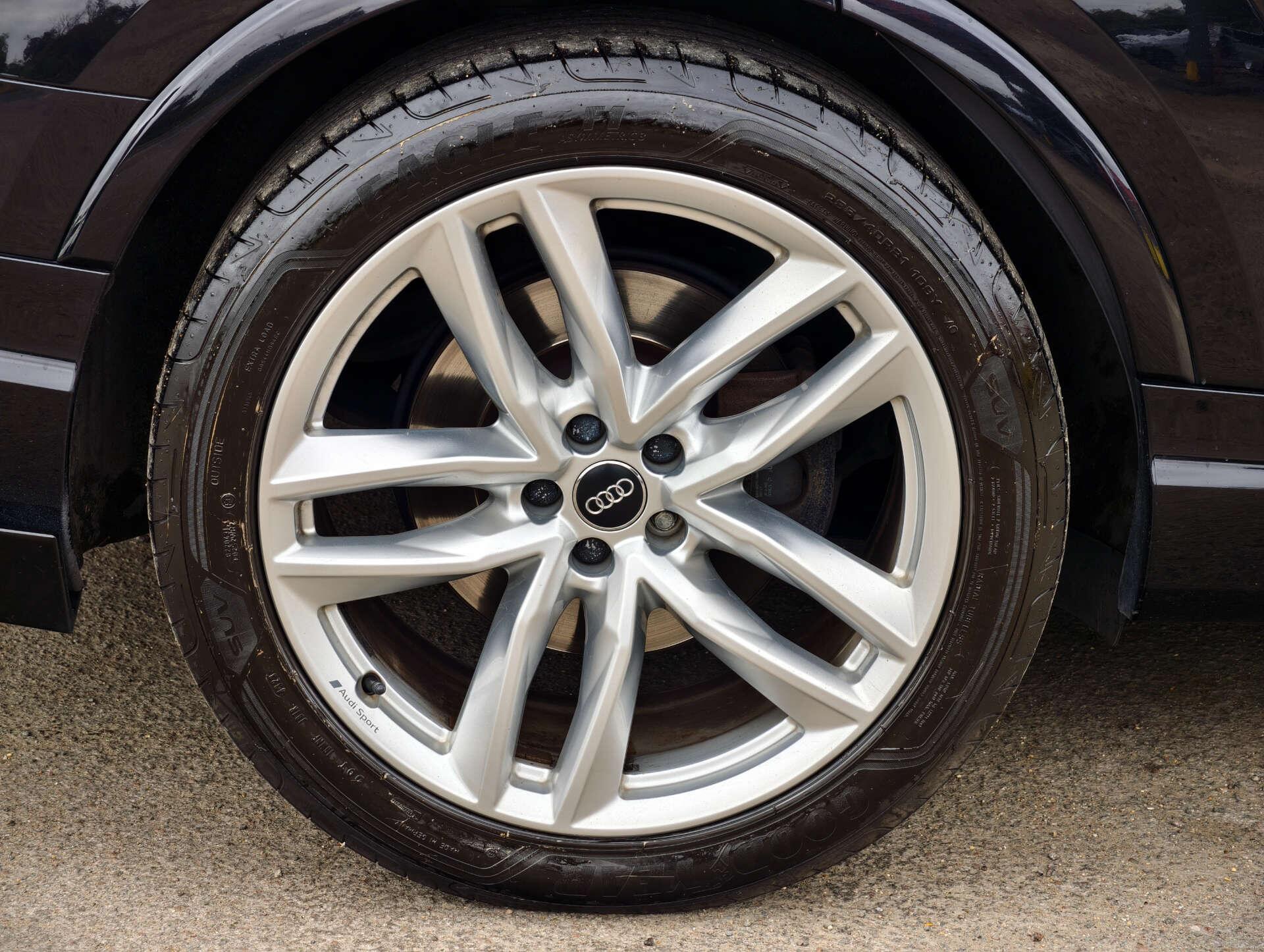 Audi Q7 view 20