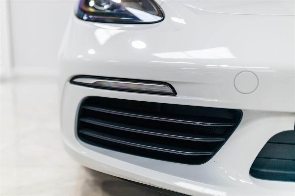 Porsche Cayman view 16