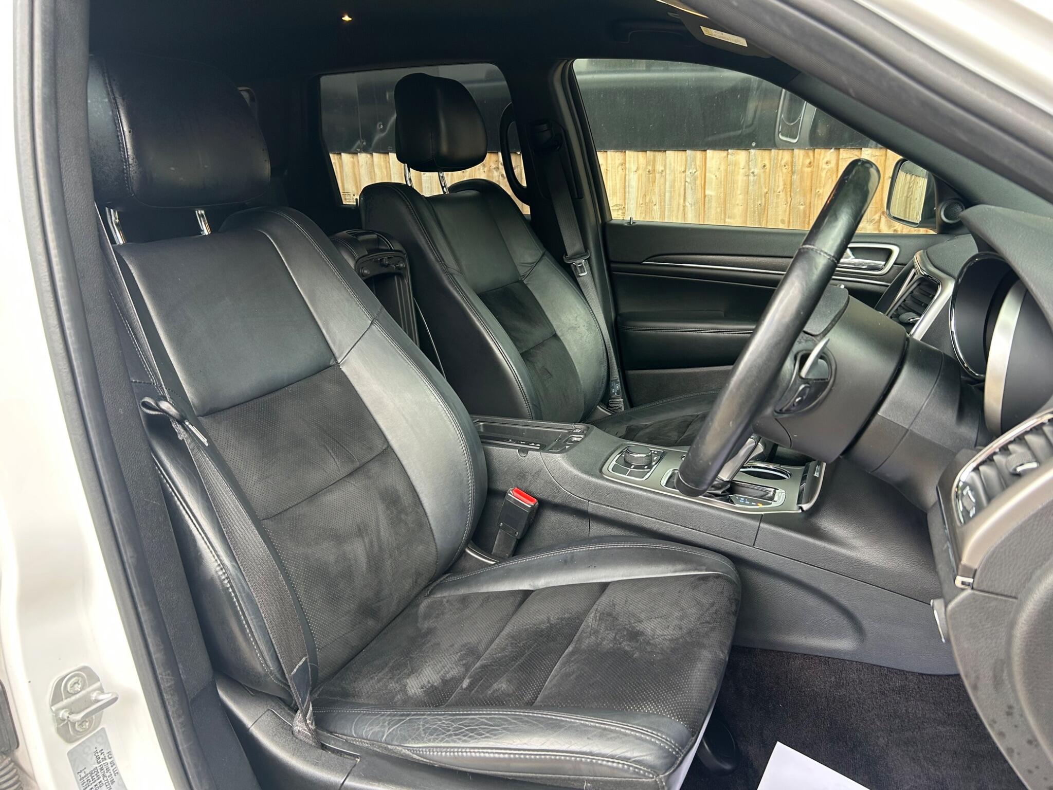 Jeep Grand Cherokee view 3