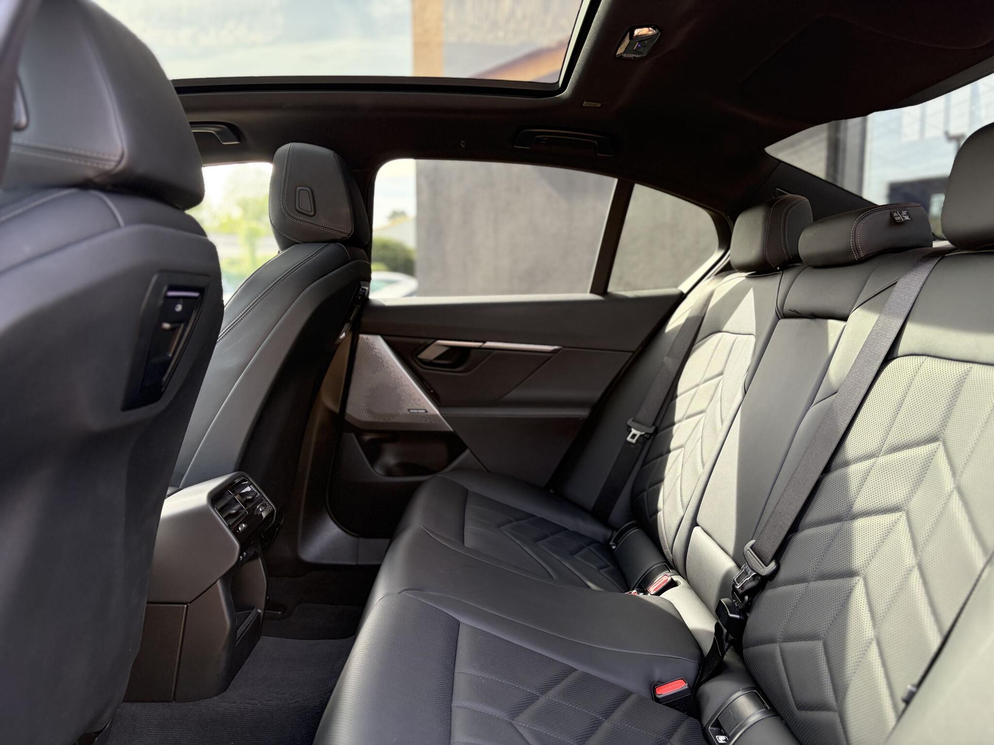 BMW 5 Series view 36
