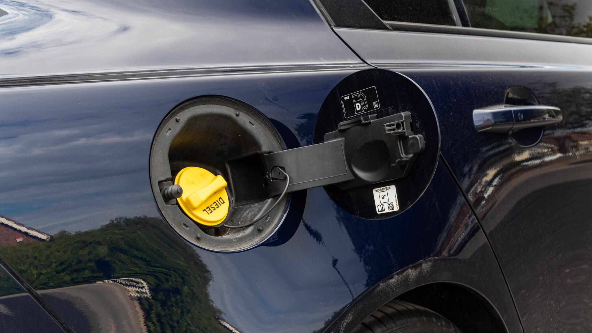 Jaguar Xe view 98