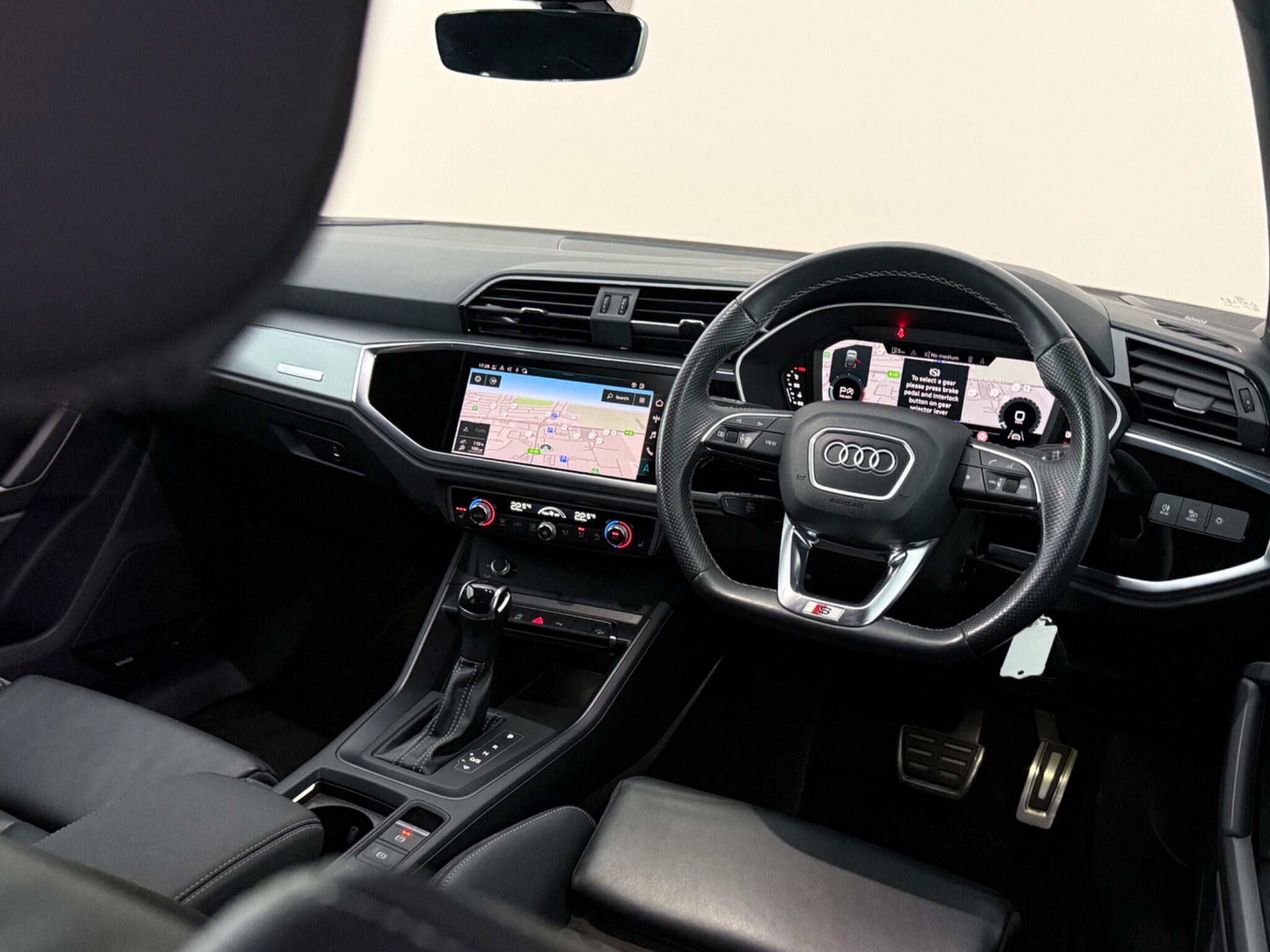Audi Q3 view 14