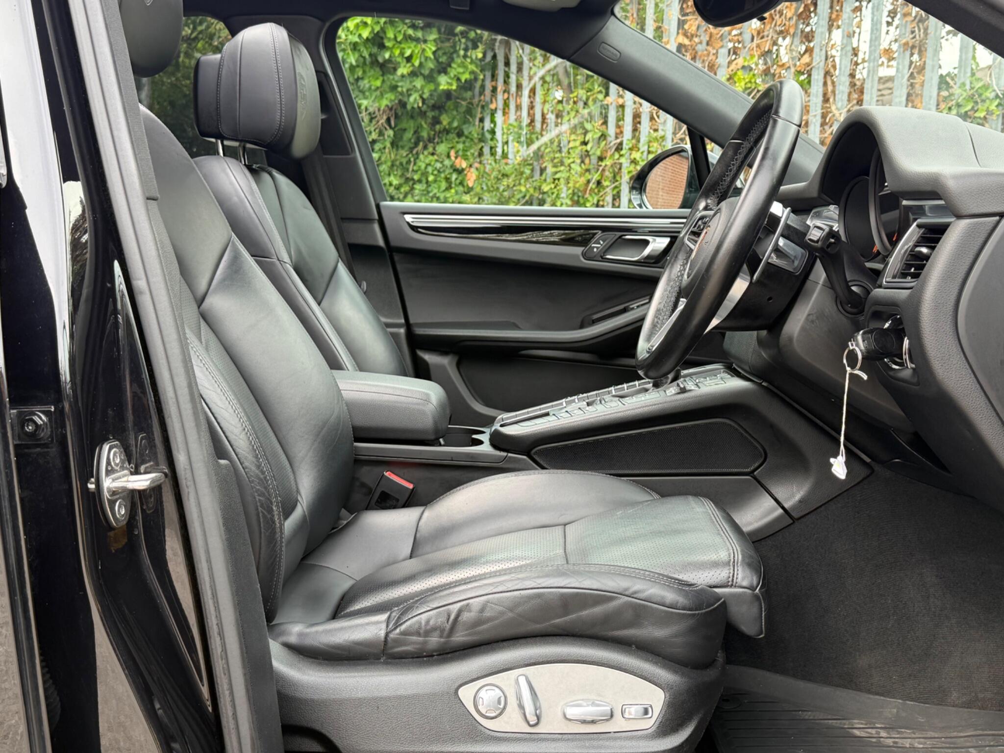 Porsche Macan view 14