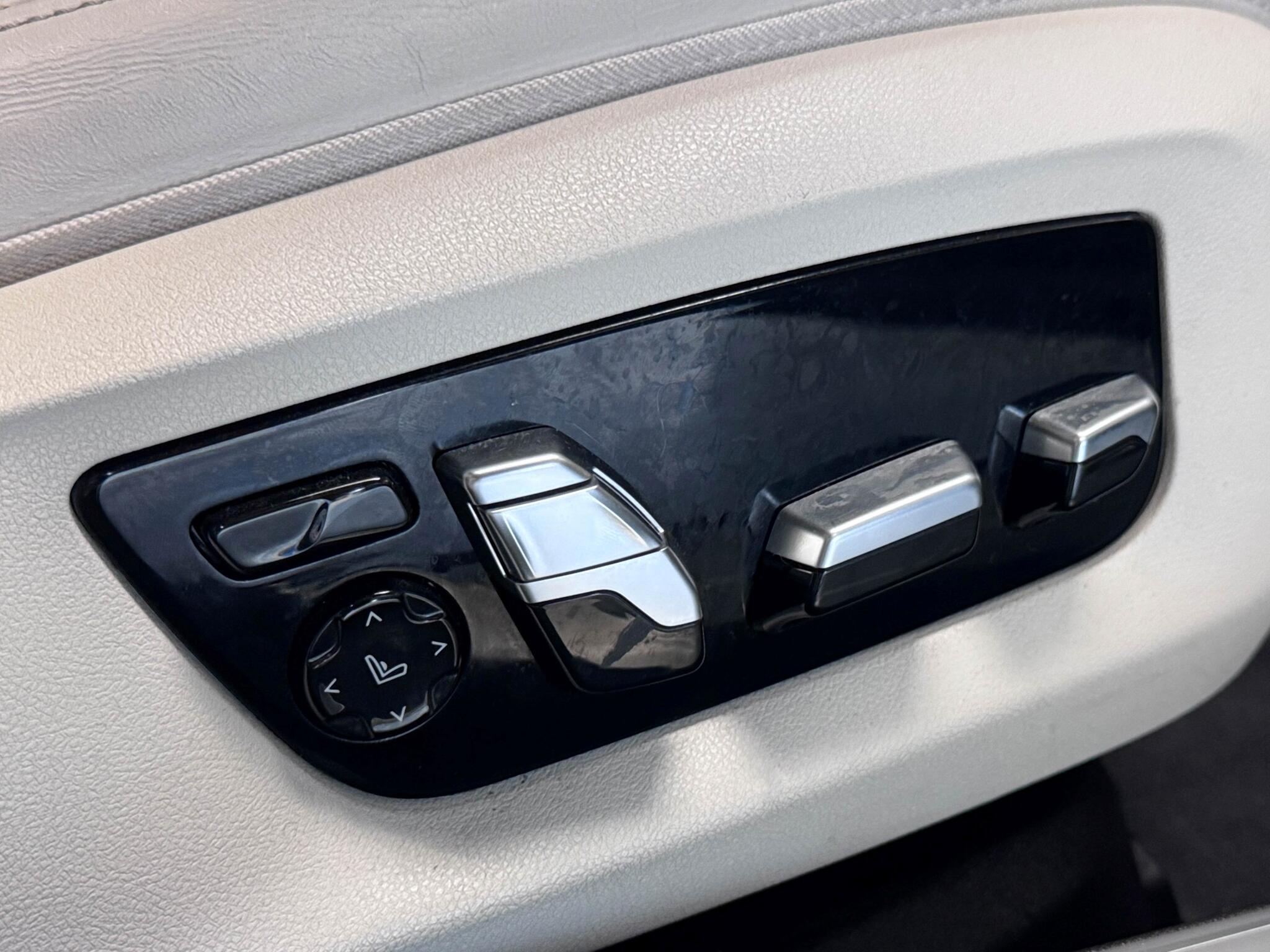 BMW 7 Series view 14