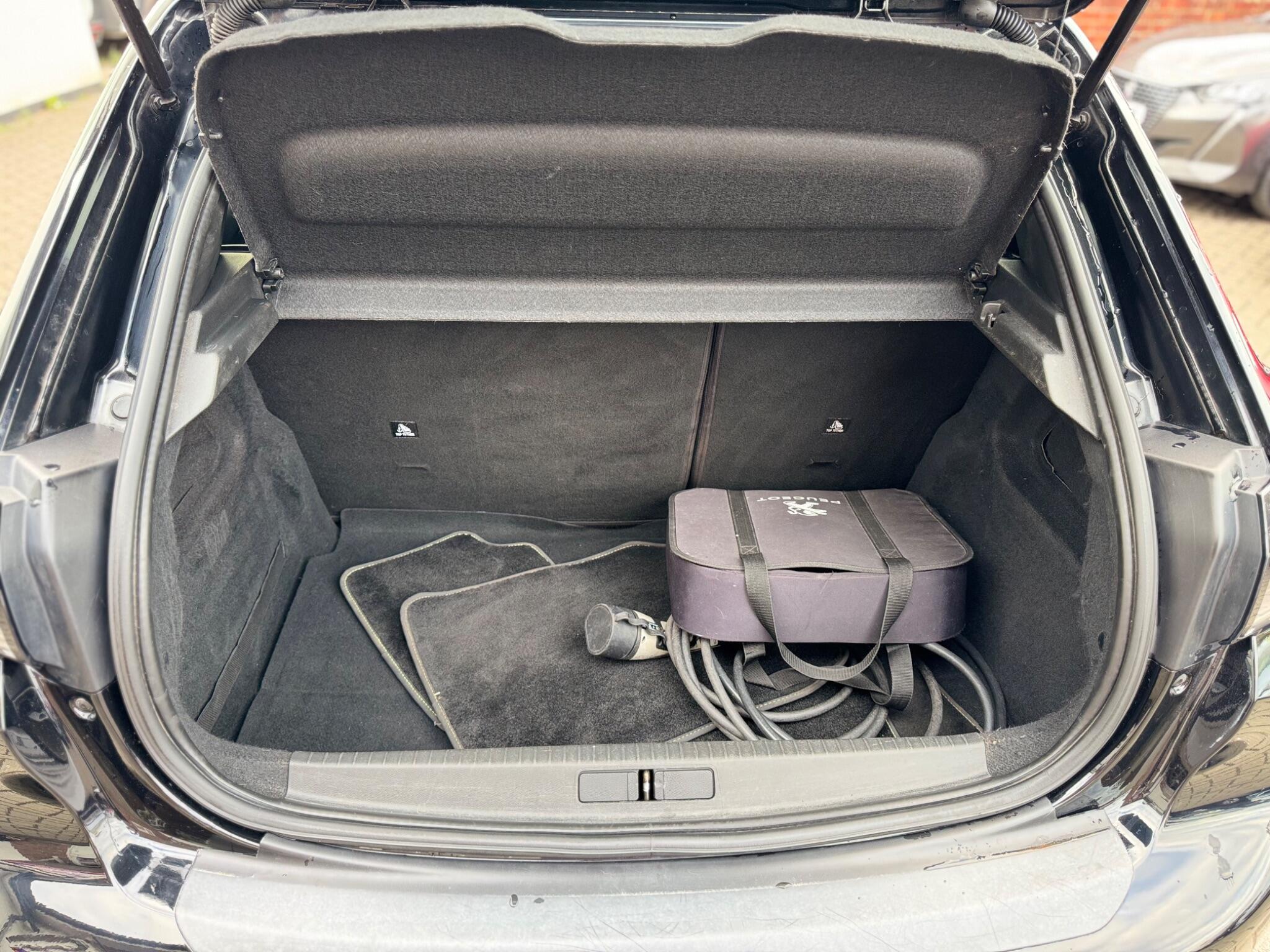 Peugeot e-208 view 25