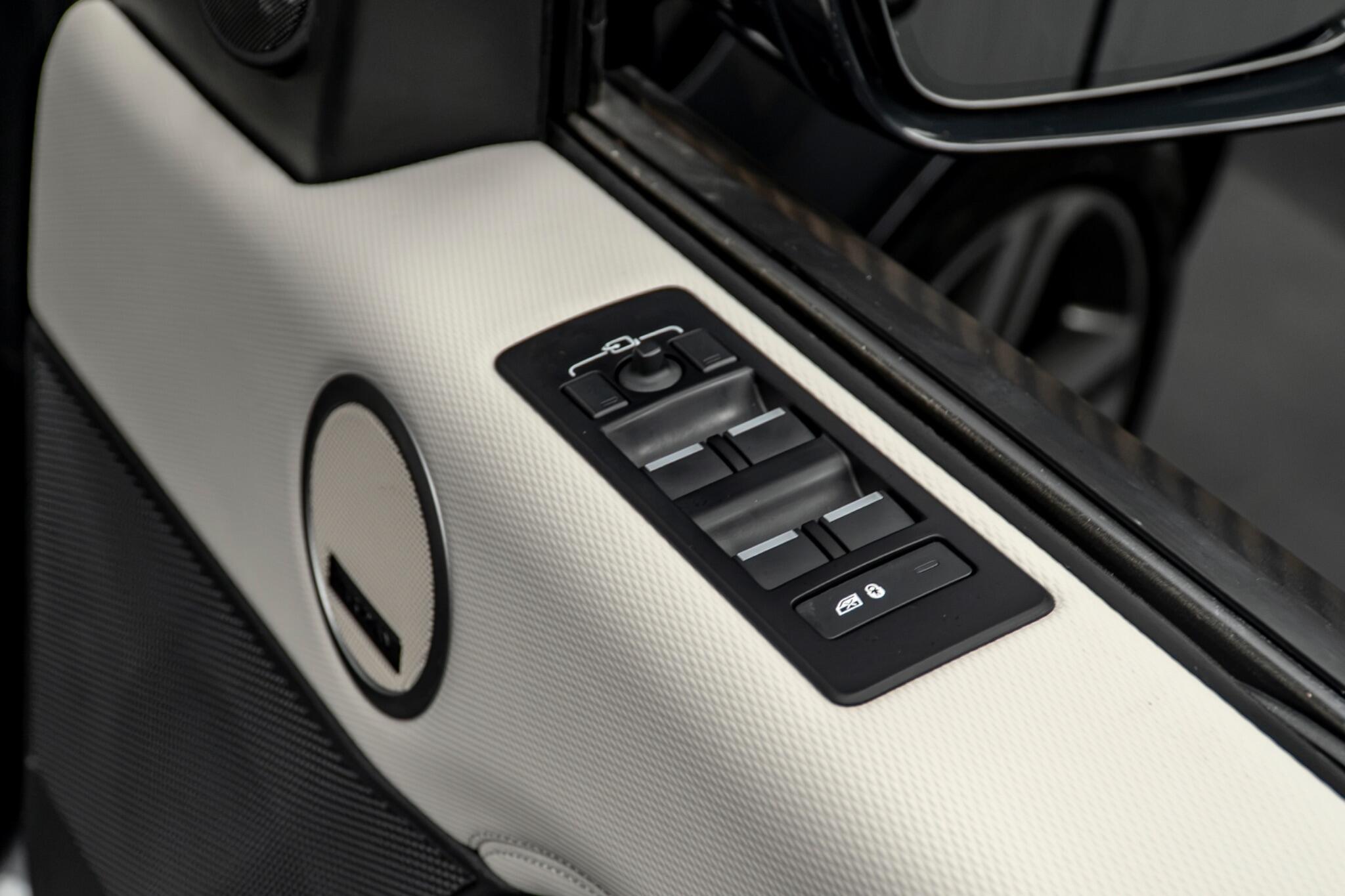 Land Rover Discovery view 32