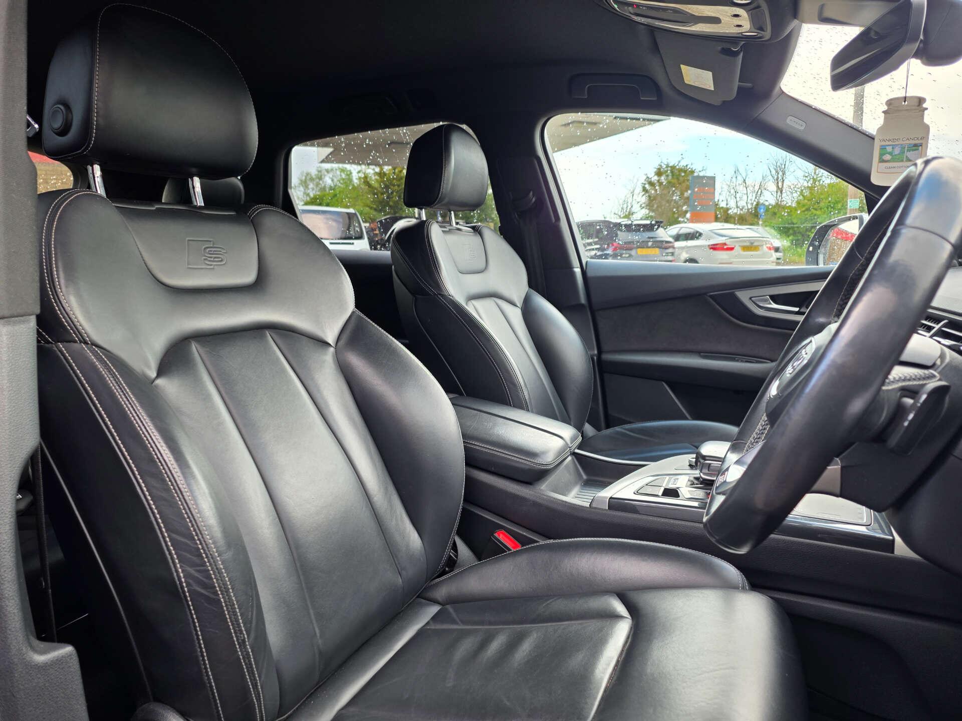Audi SQ7 view 17