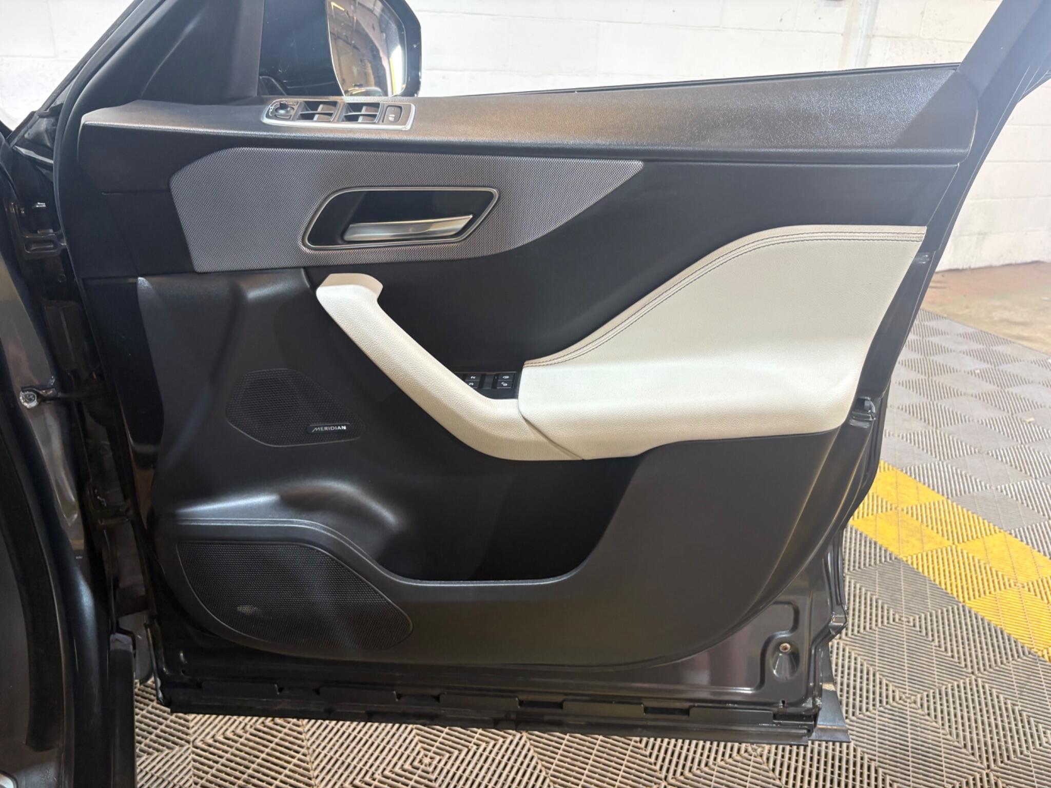 Jaguar F-Pace view 40