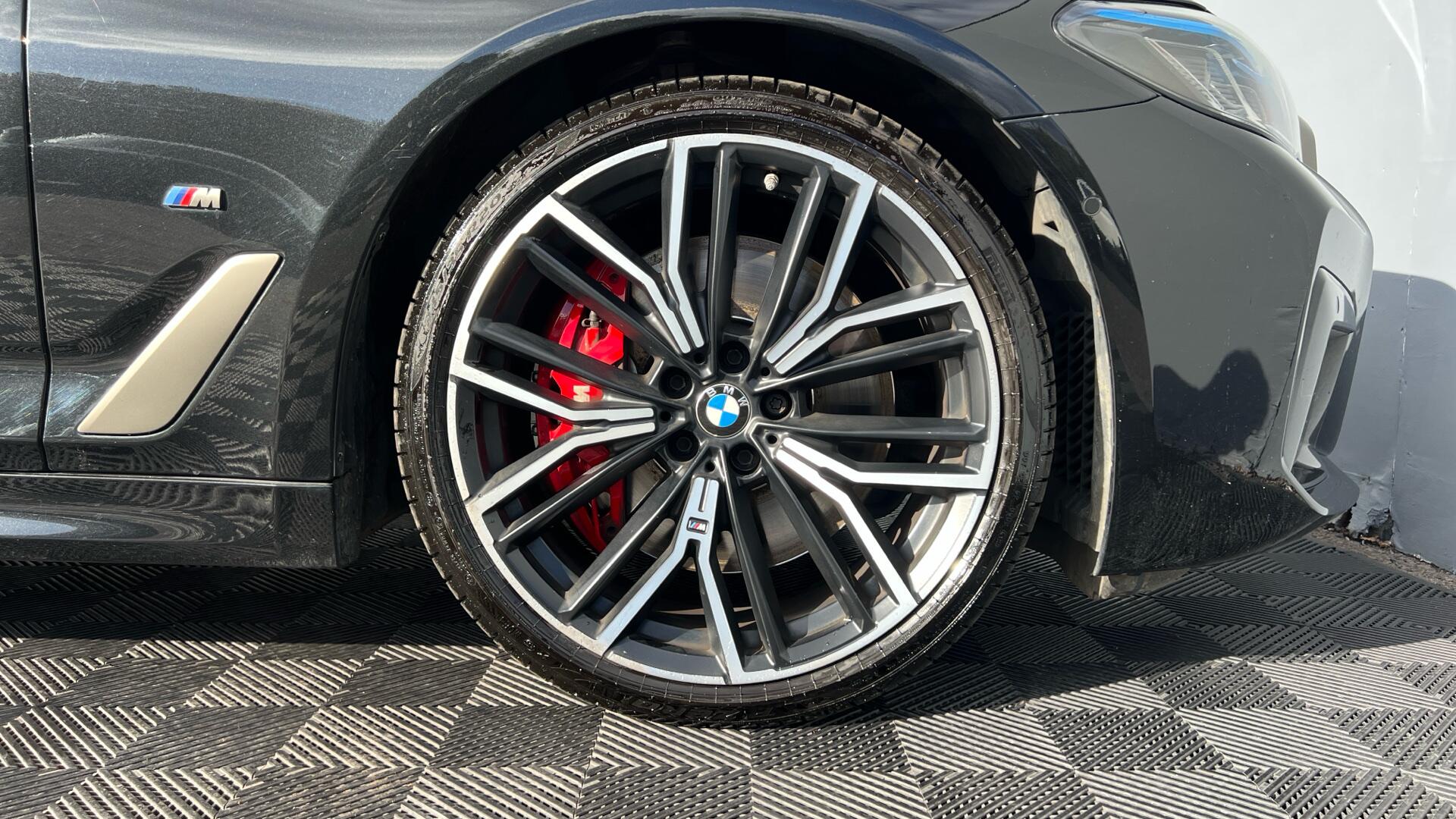 BMW 5 Series view 14