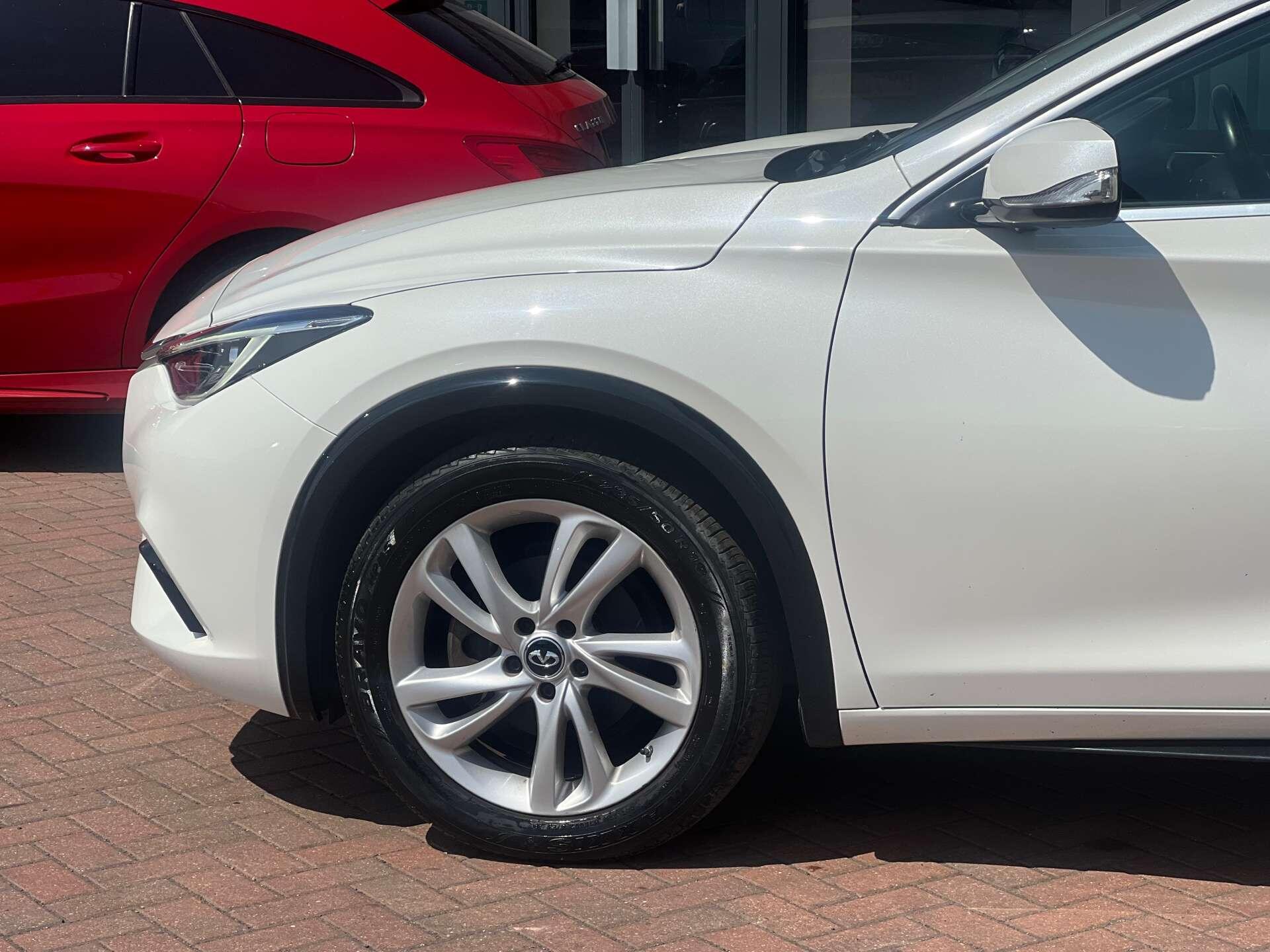 Infiniti Q30 view 15