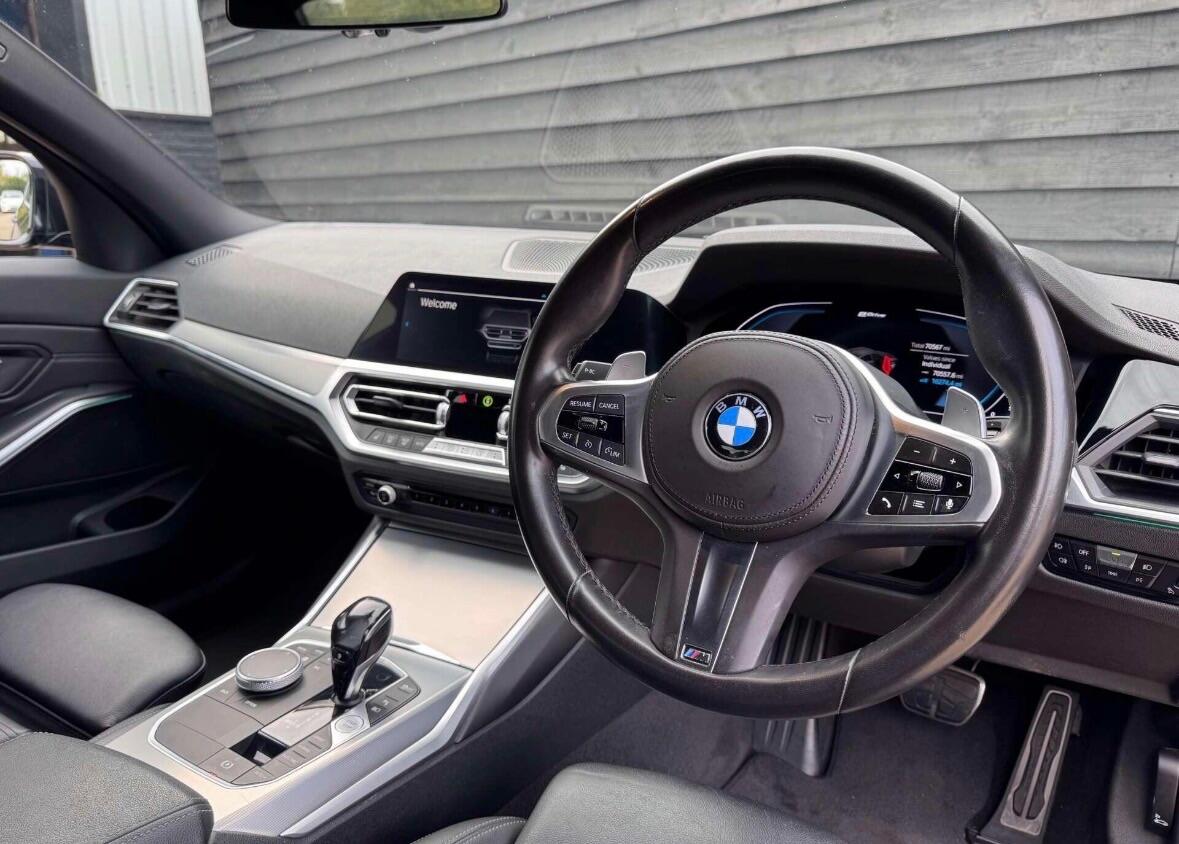 BMW 3 Series view 23