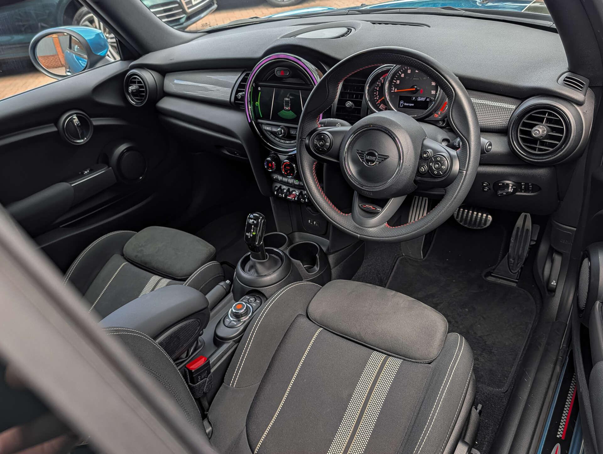 Mini Convertible view 29
