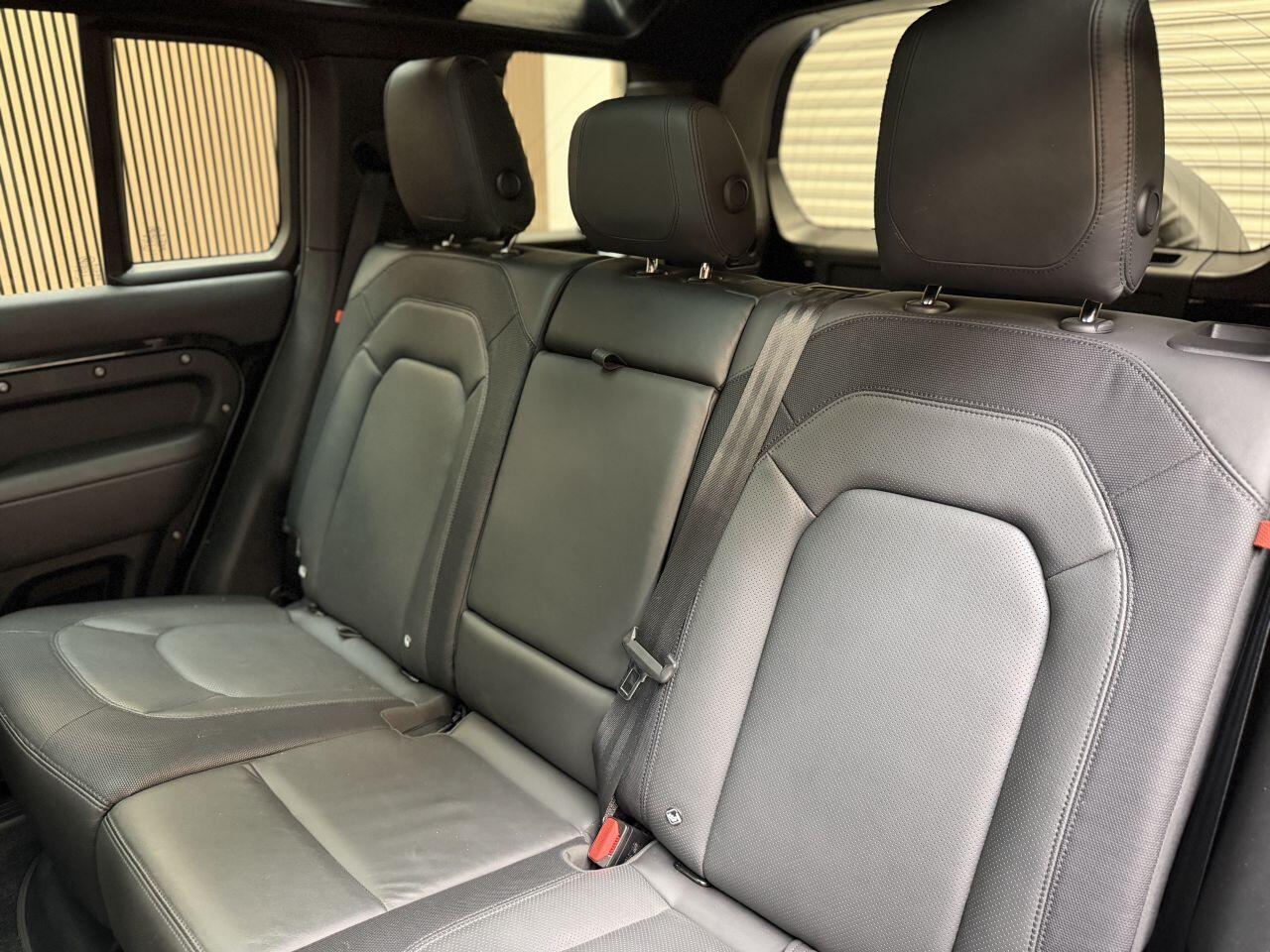 Land Rover Defender 110 view 22