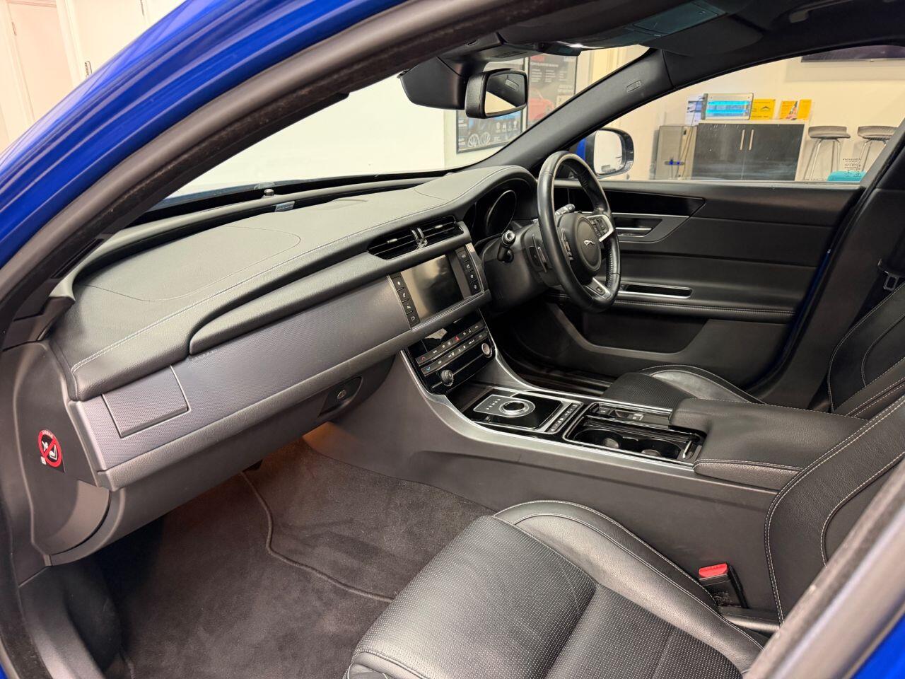 Jaguar XF view 32