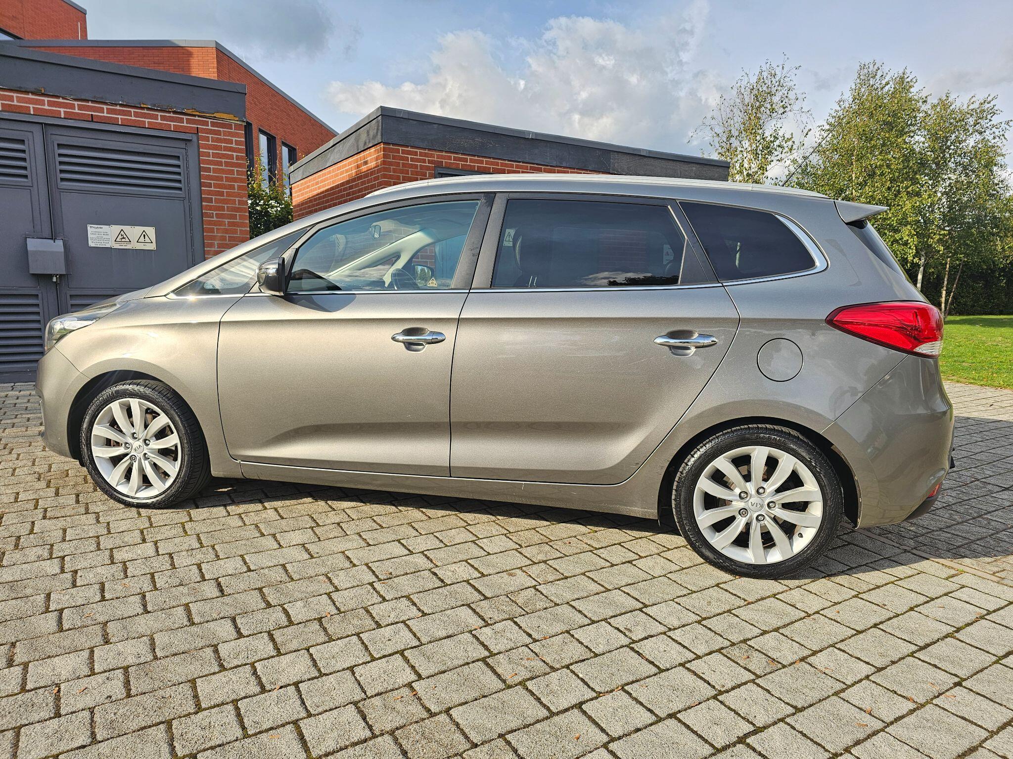 Kia Carens view 18