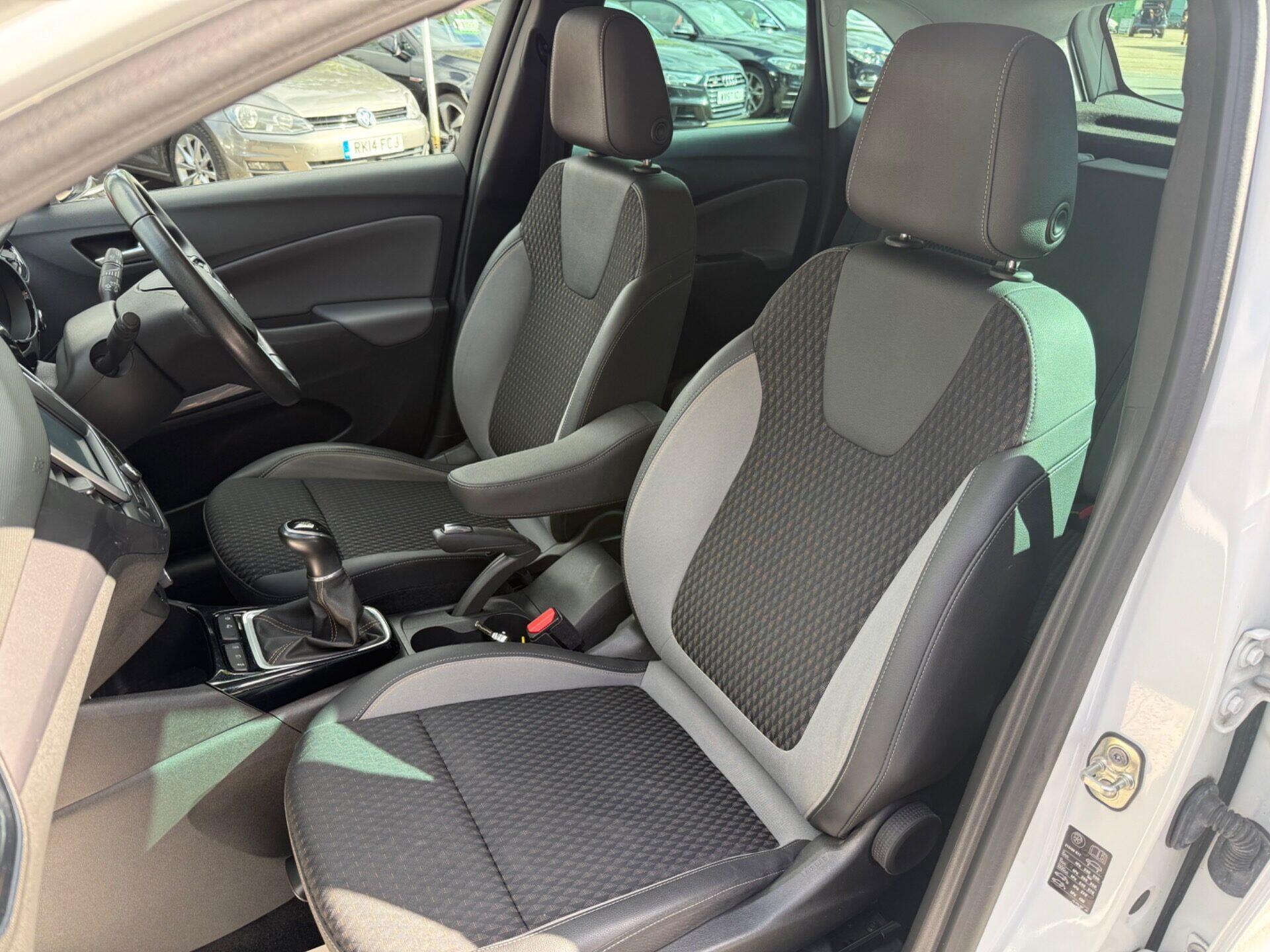 Vauxhall Crossland X view 3
