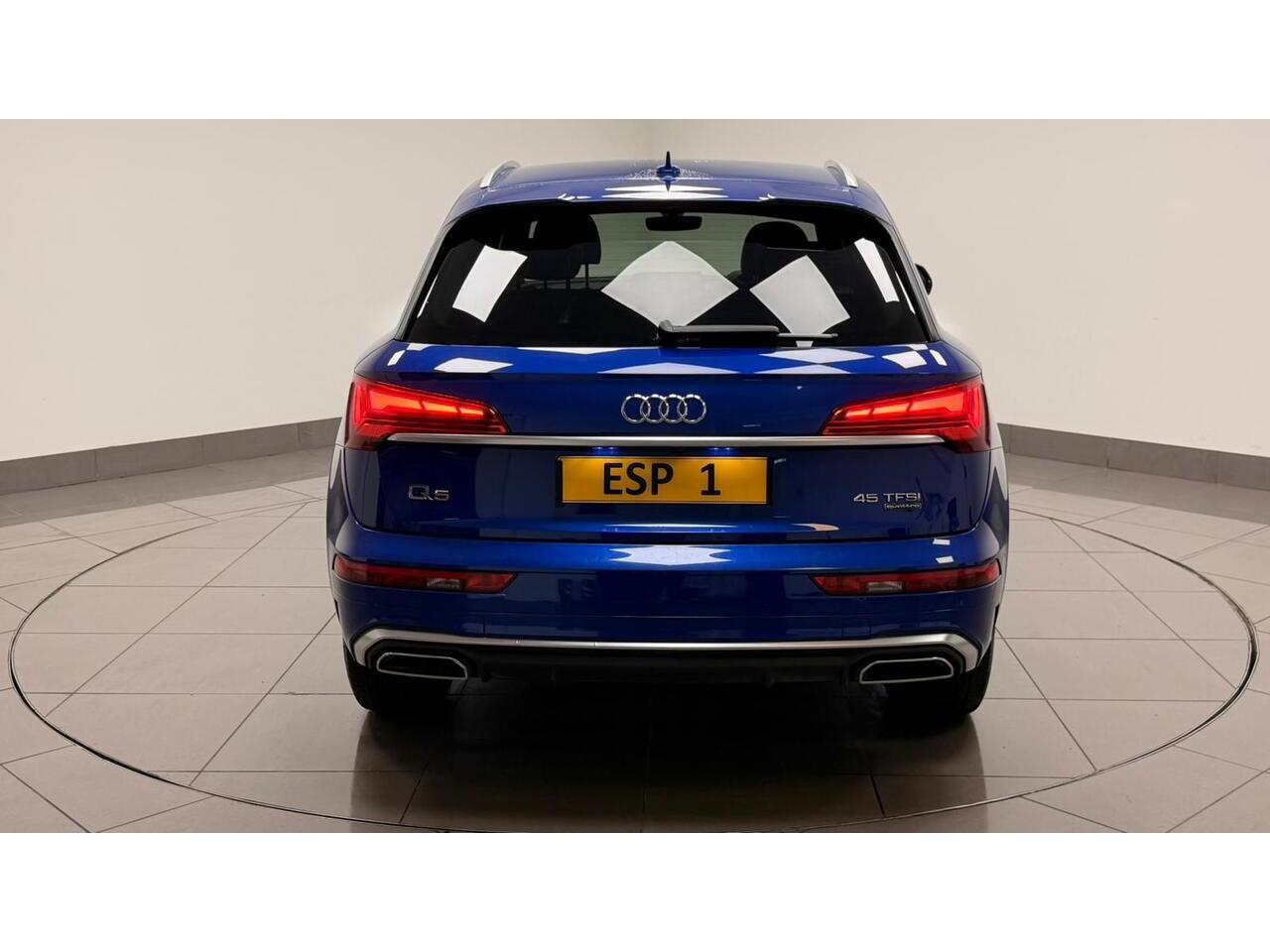 Audi Q5 view 8