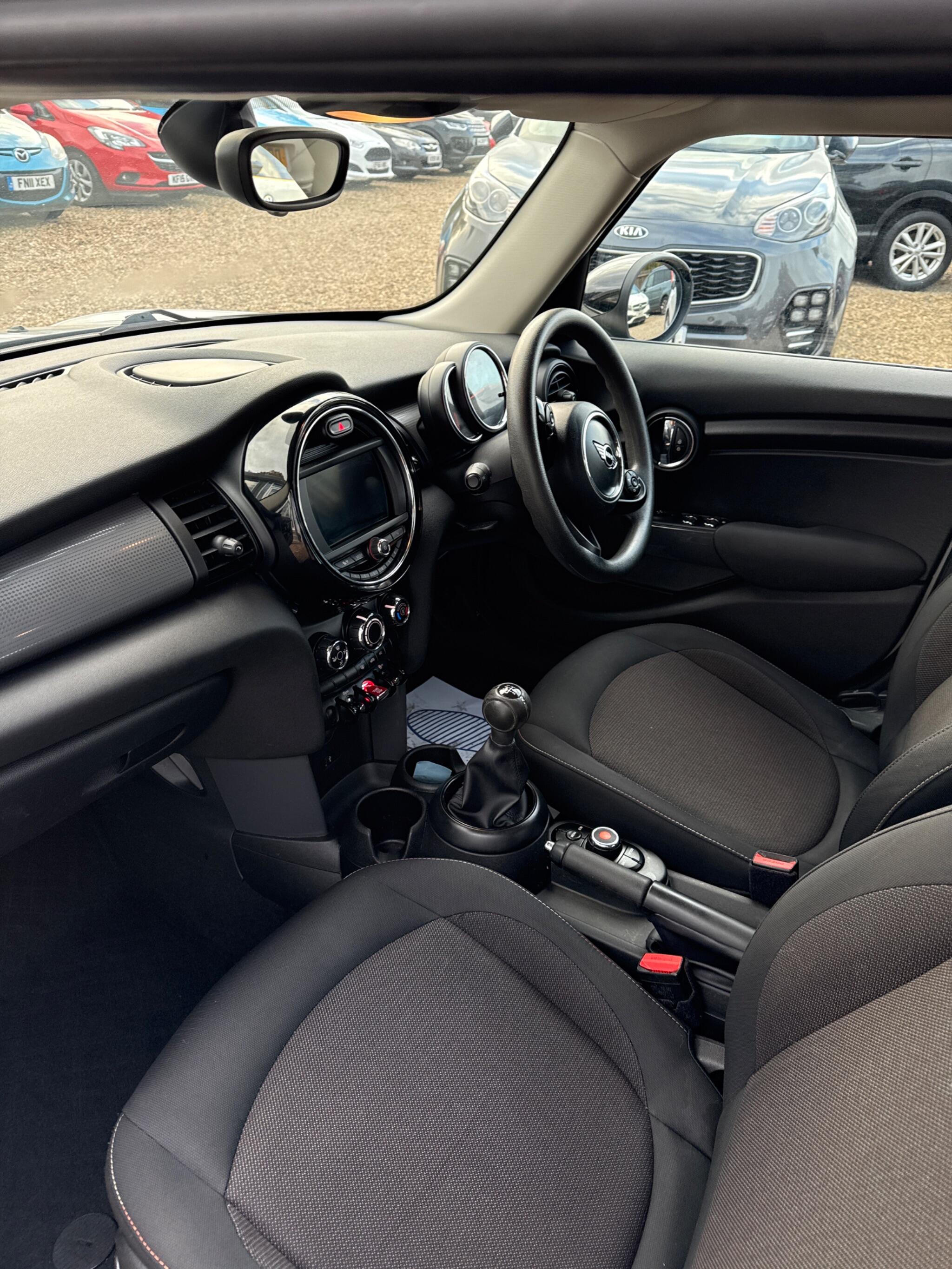 Mini Hatch view 8