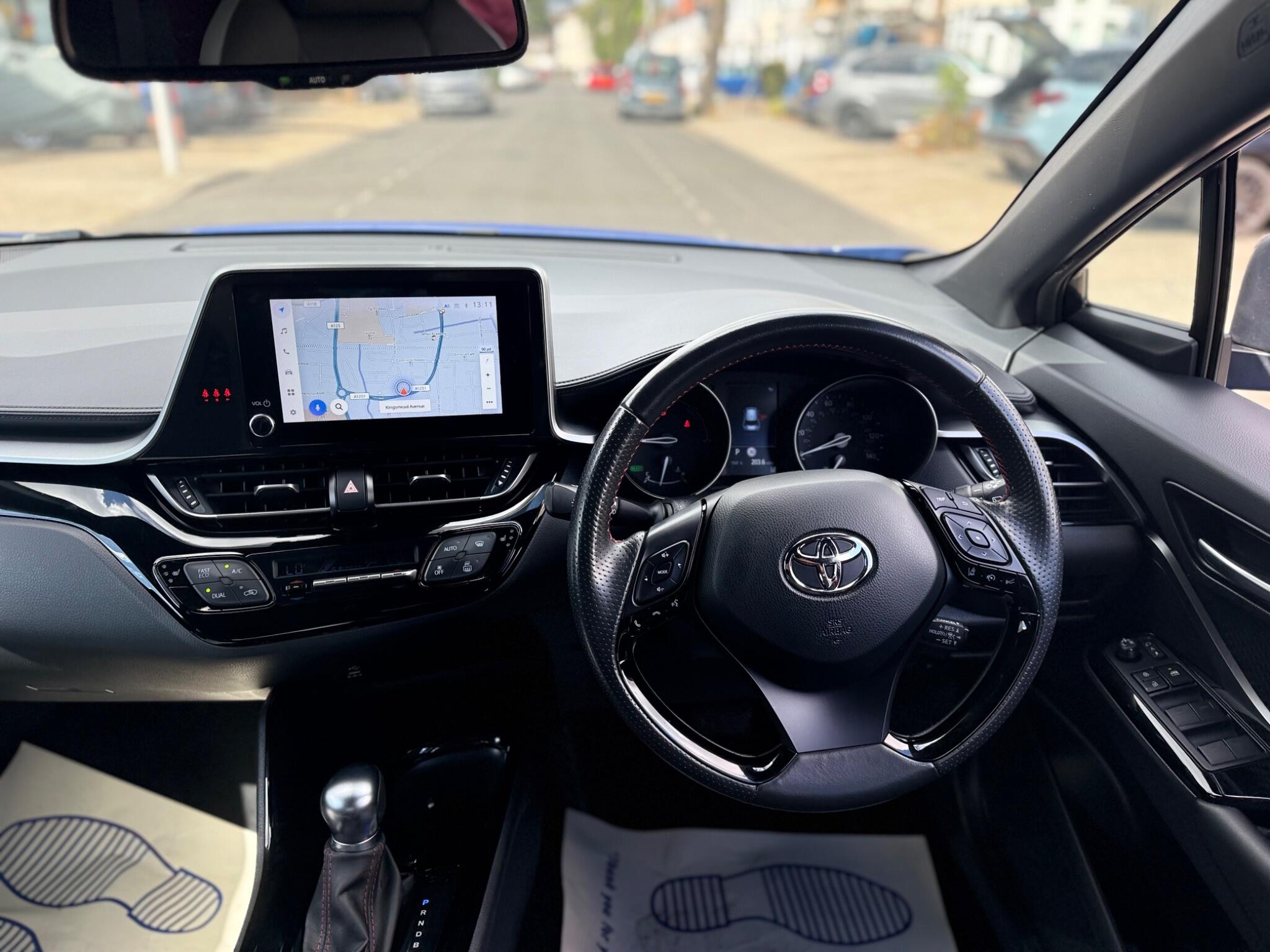 Toyota C-HR view 11