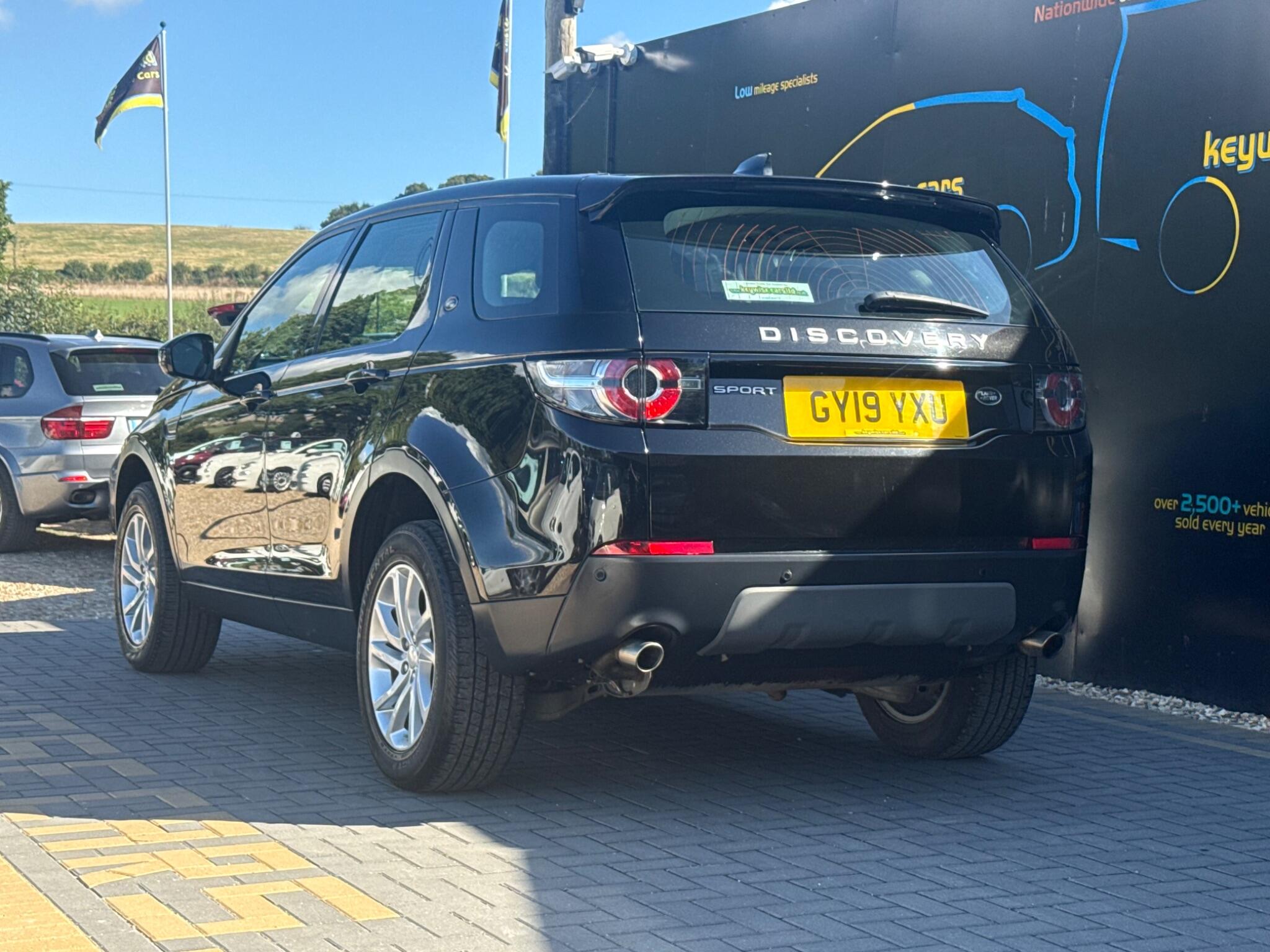 Land Rover Discovery Sport view 3