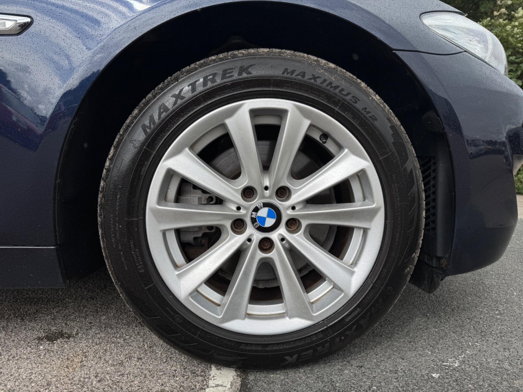 BMW 5 Series view 6