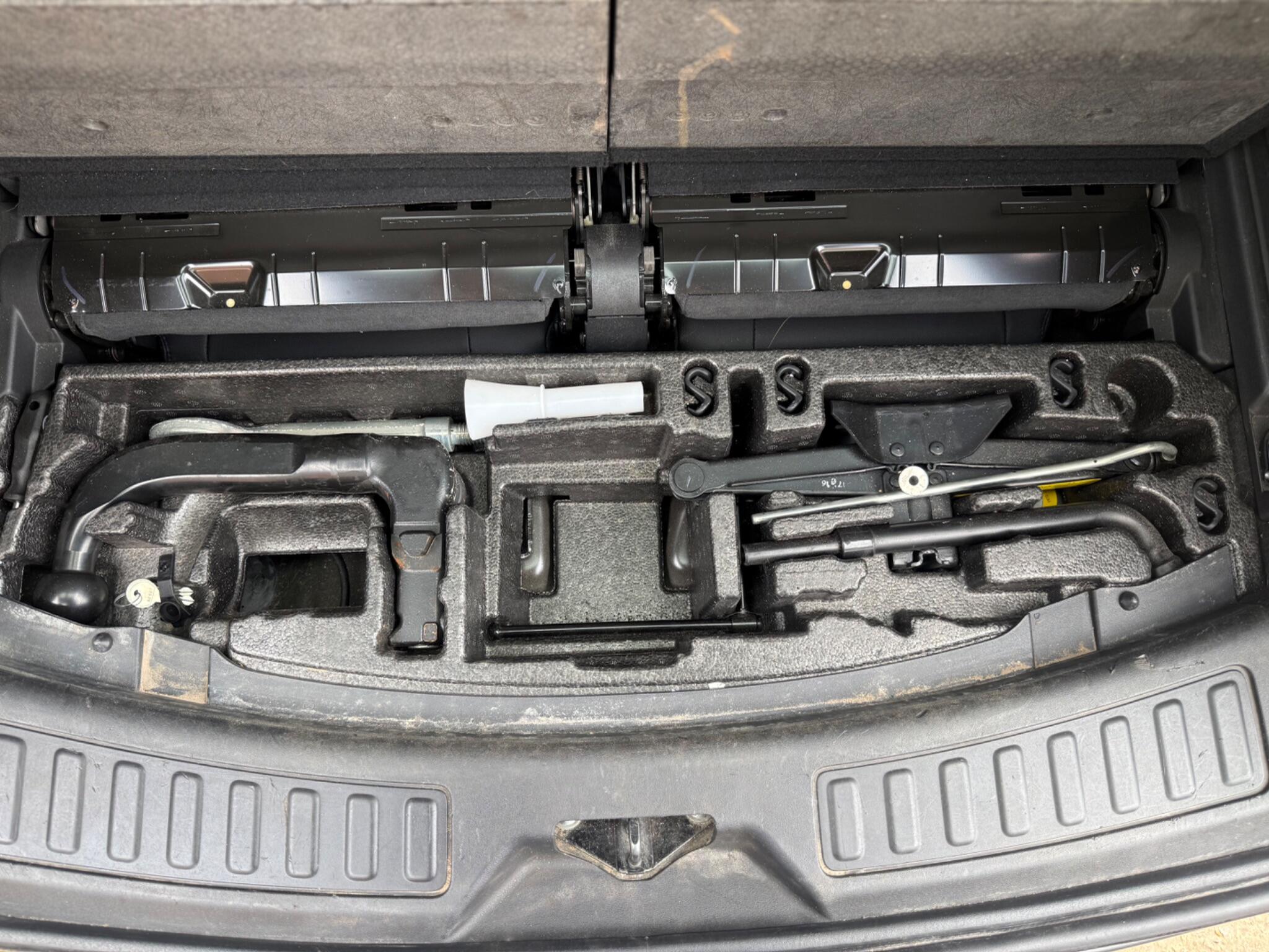 Land Rover Discovery Sport view 31