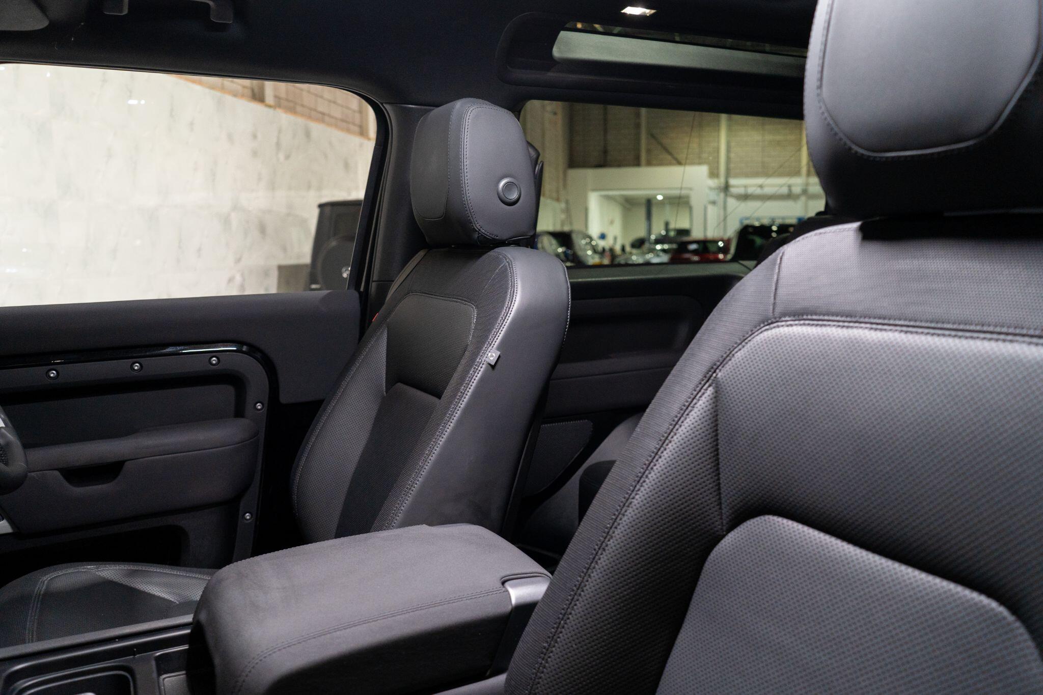 Land Rover Defender view 32