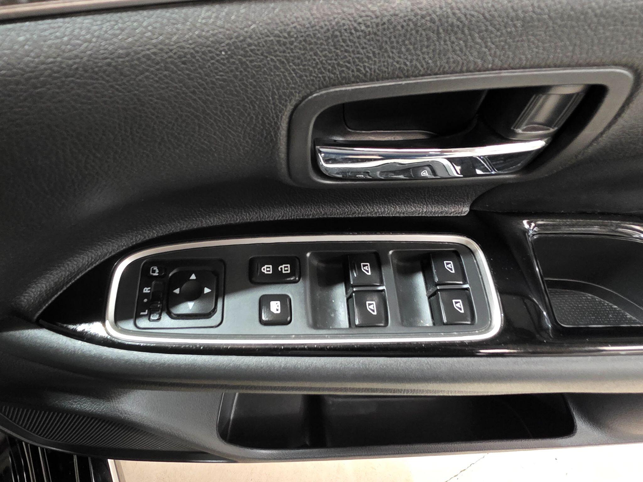 Mitsubishi Outlander view 13