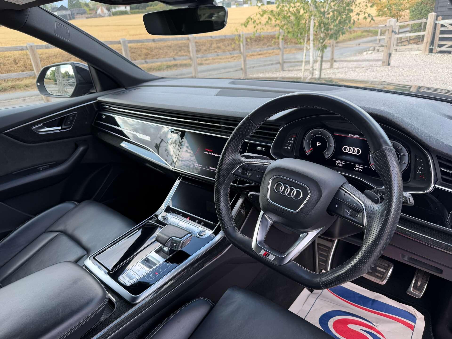 Audi Q8 view 16